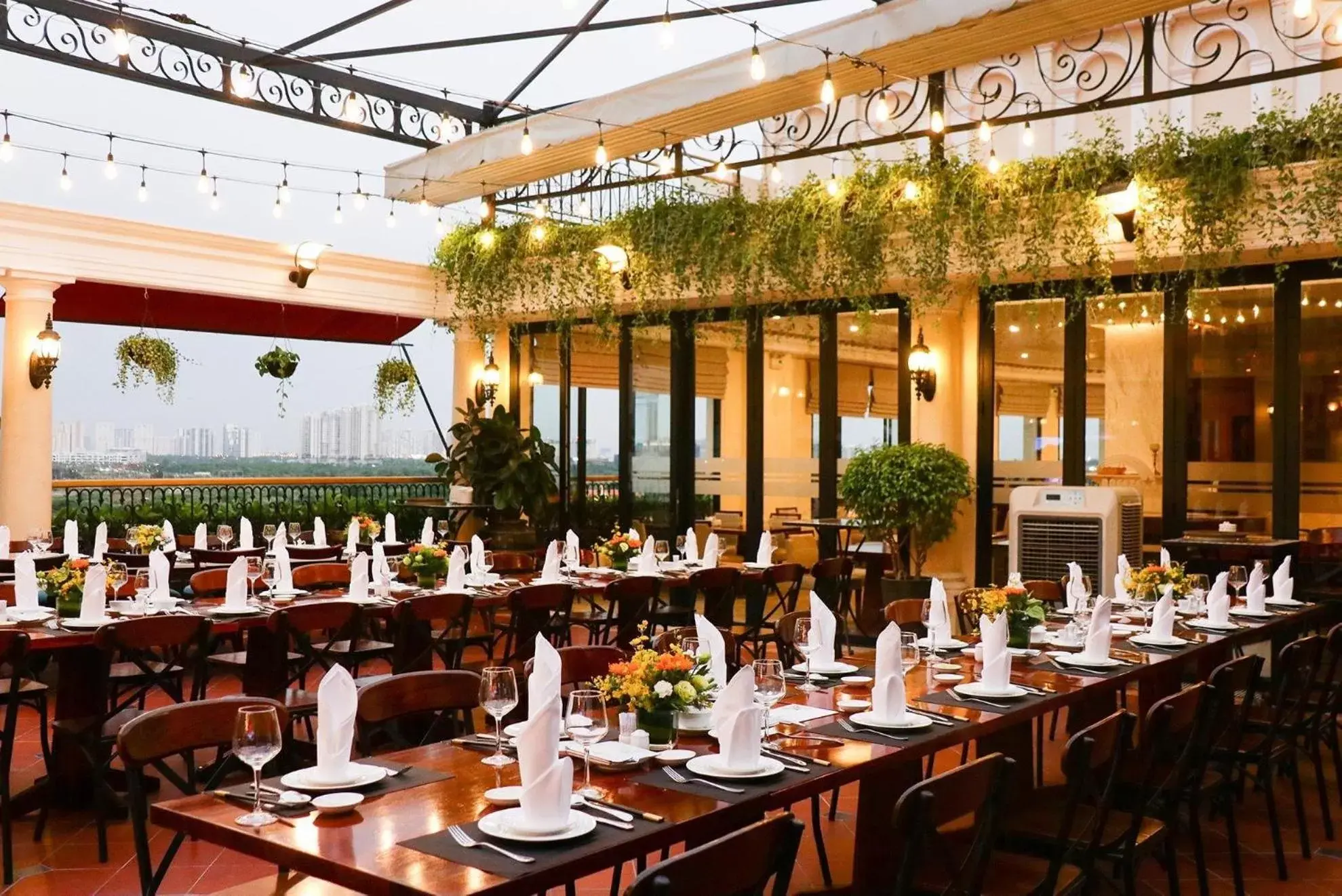 Restaurant/places to eat in Hotel Majestic Saigon Restaurant/places to eat in Hotel Majestic Saigon