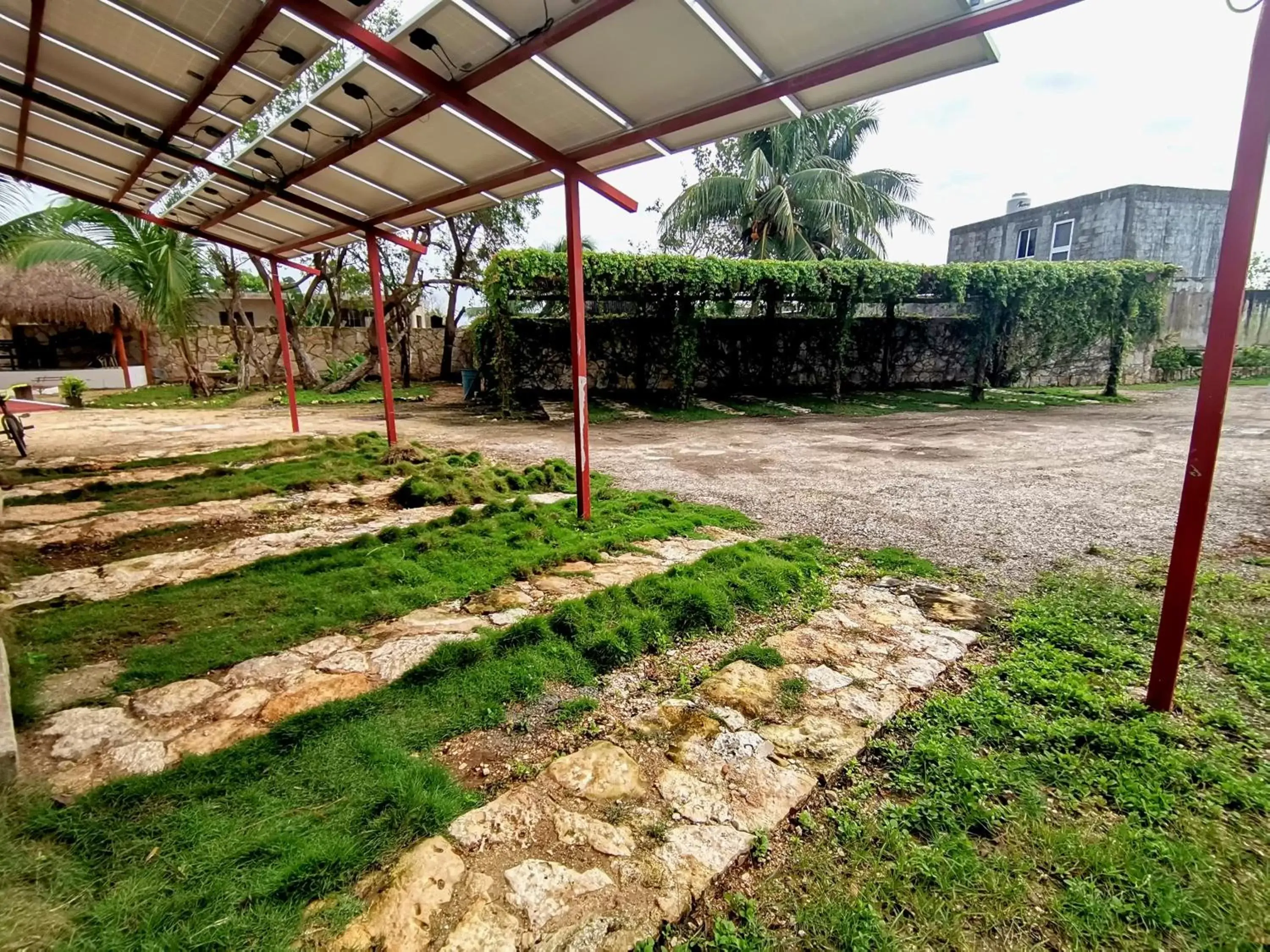 Area and facilities, Garden in Posada El Perico Marinero
