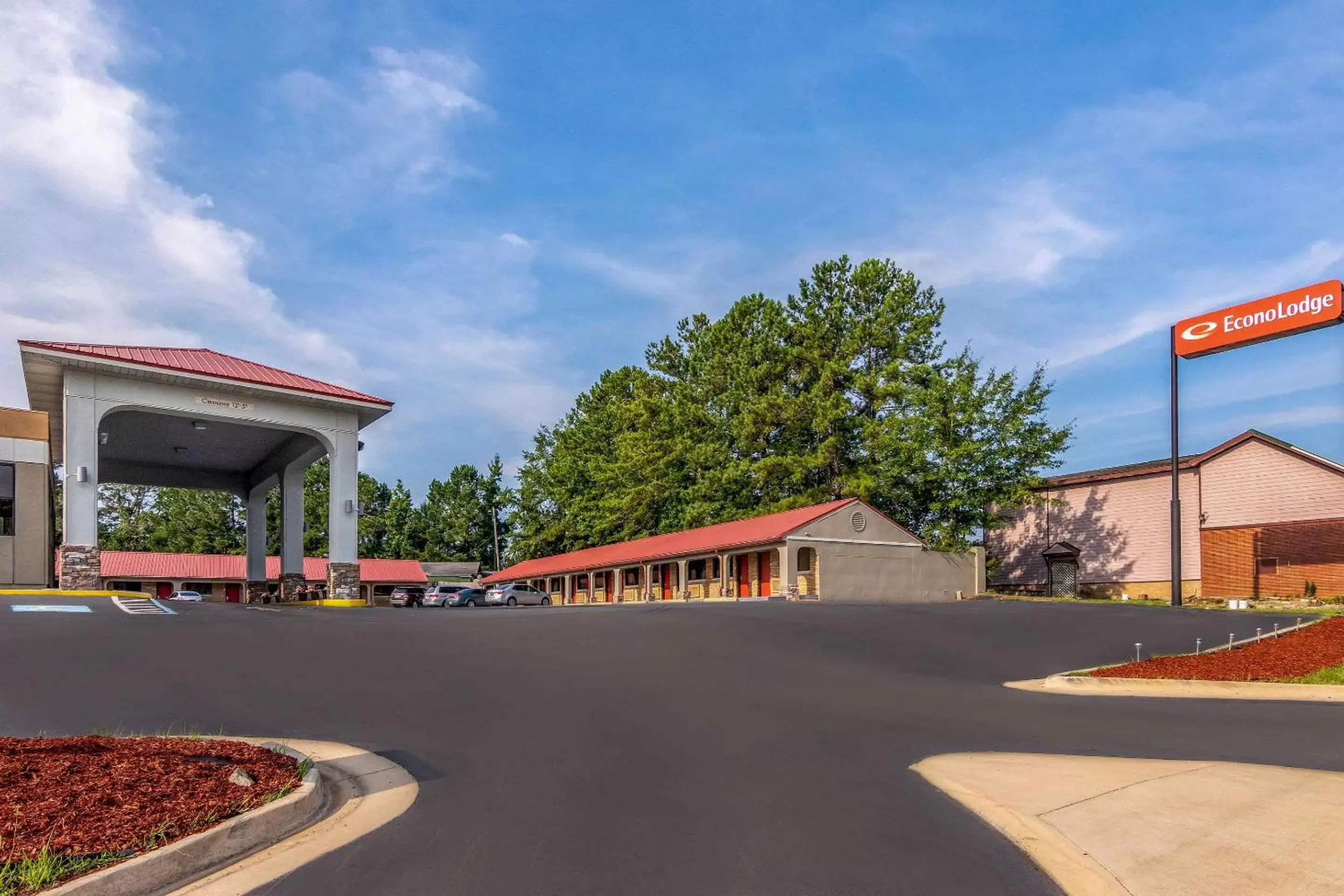 Property Building in Econo Lodge Opelika