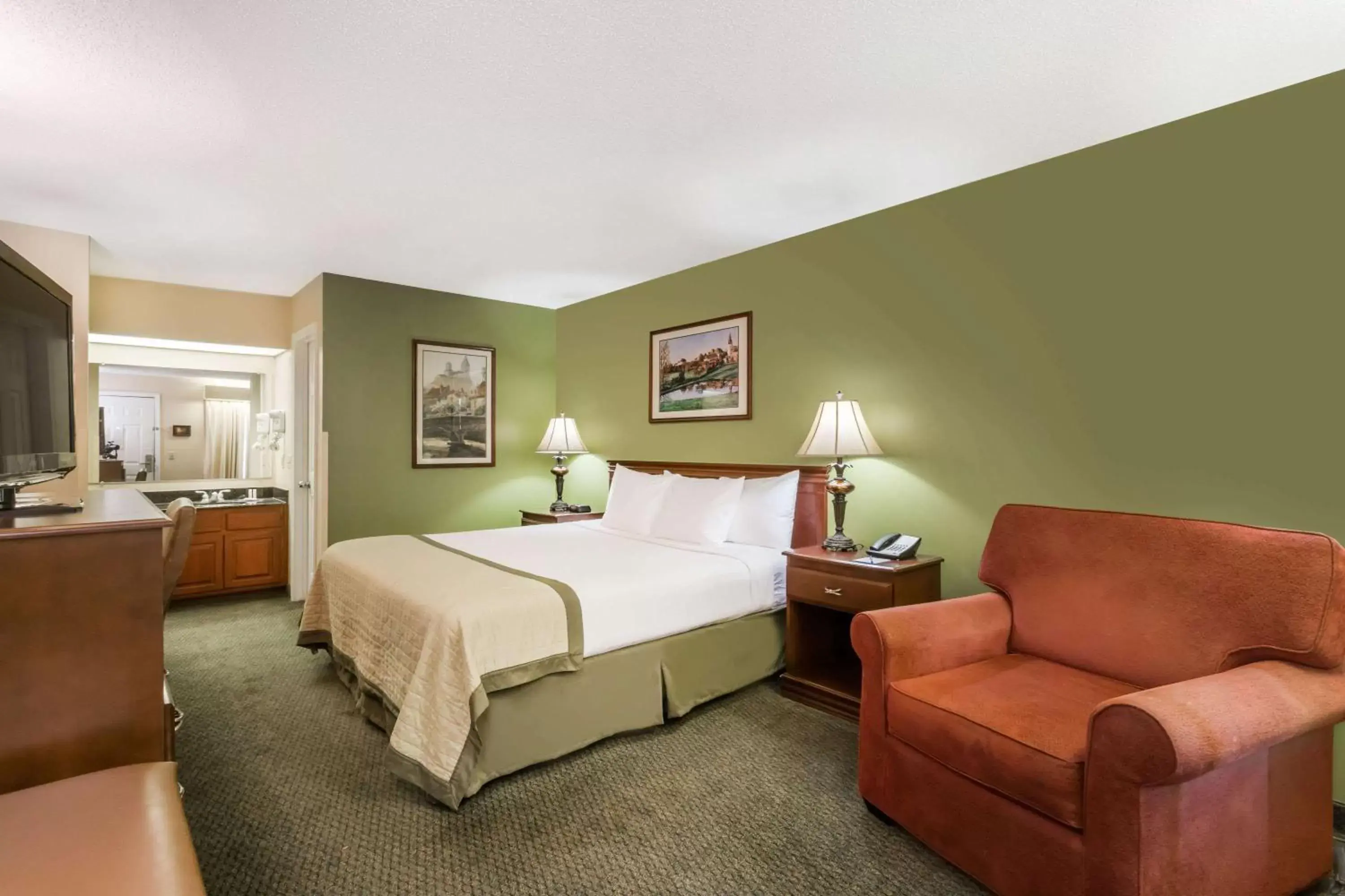 Photo of the whole room, Bed in Baymont by Wyndham Waycross