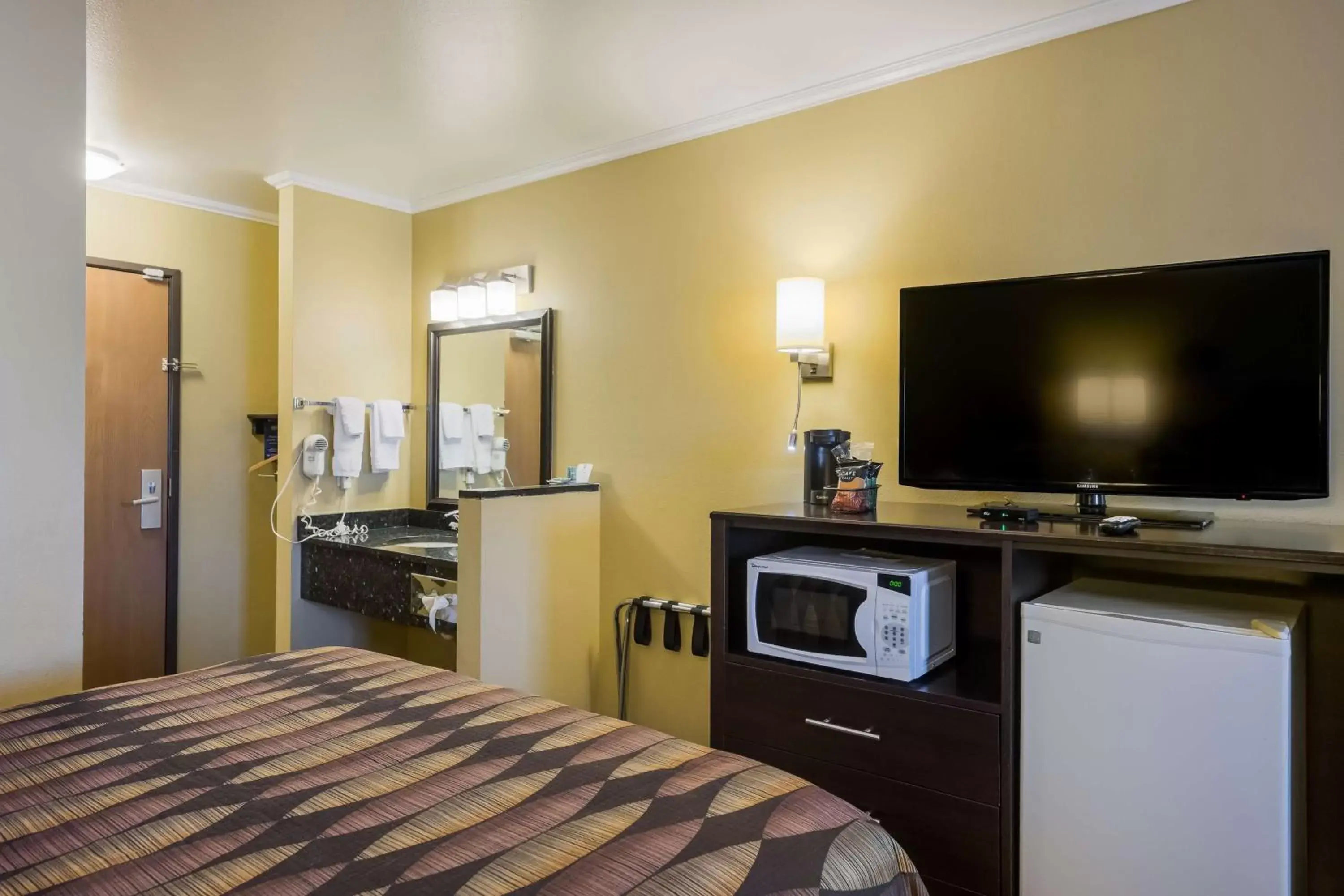 Bedroom, TV/Entertainment Center in Best Western Richfield Inn