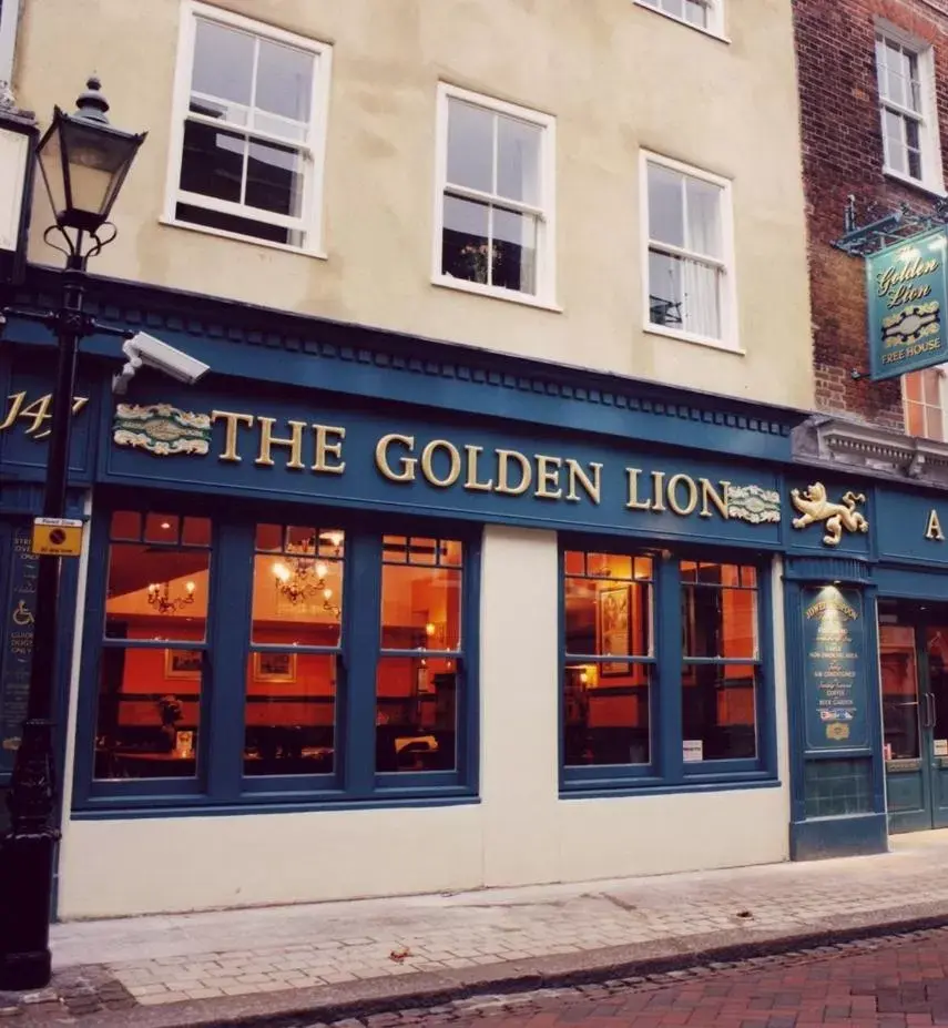 Shower in The Golden Lion Wetherspoon