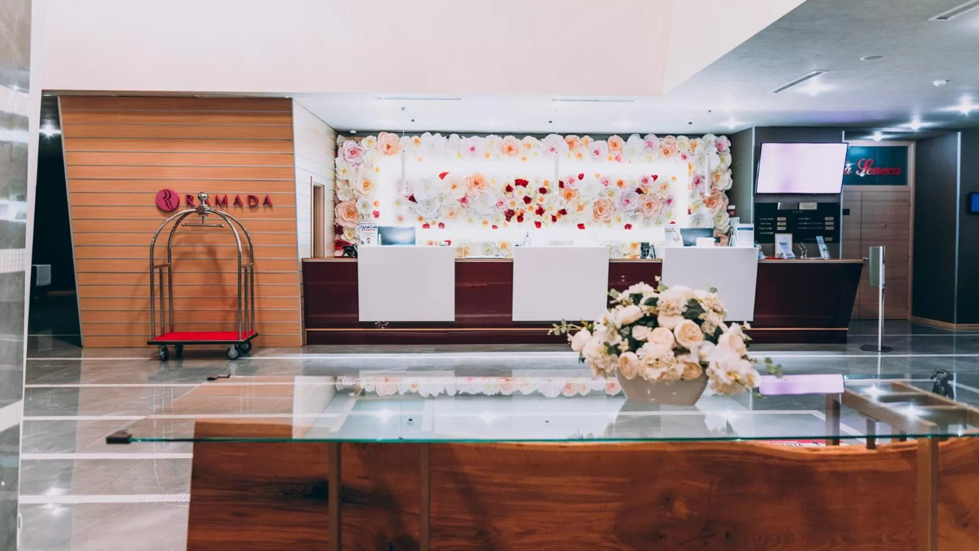 Lobby or reception in Ramada by Wyndham Constanta