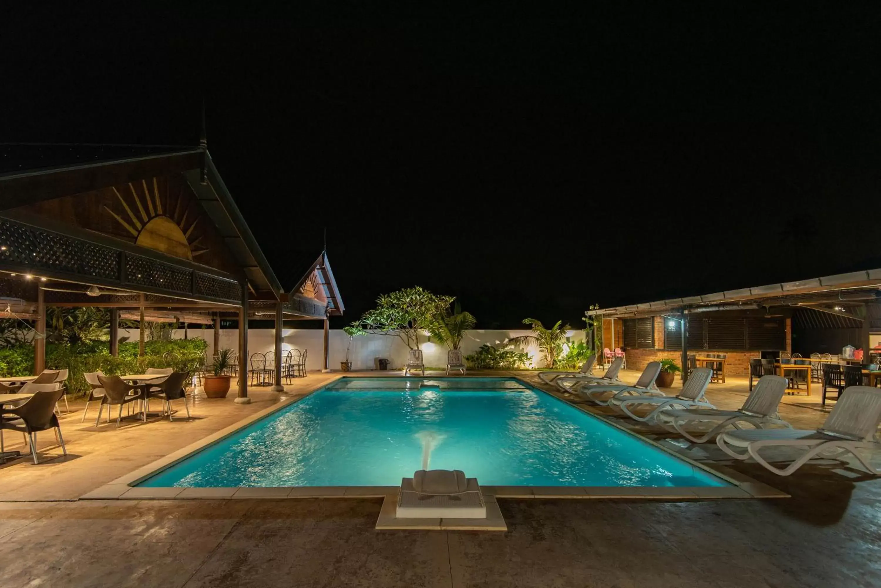 Restaurant/places to eat, Swimming Pool in Riverra Inn Langkawi