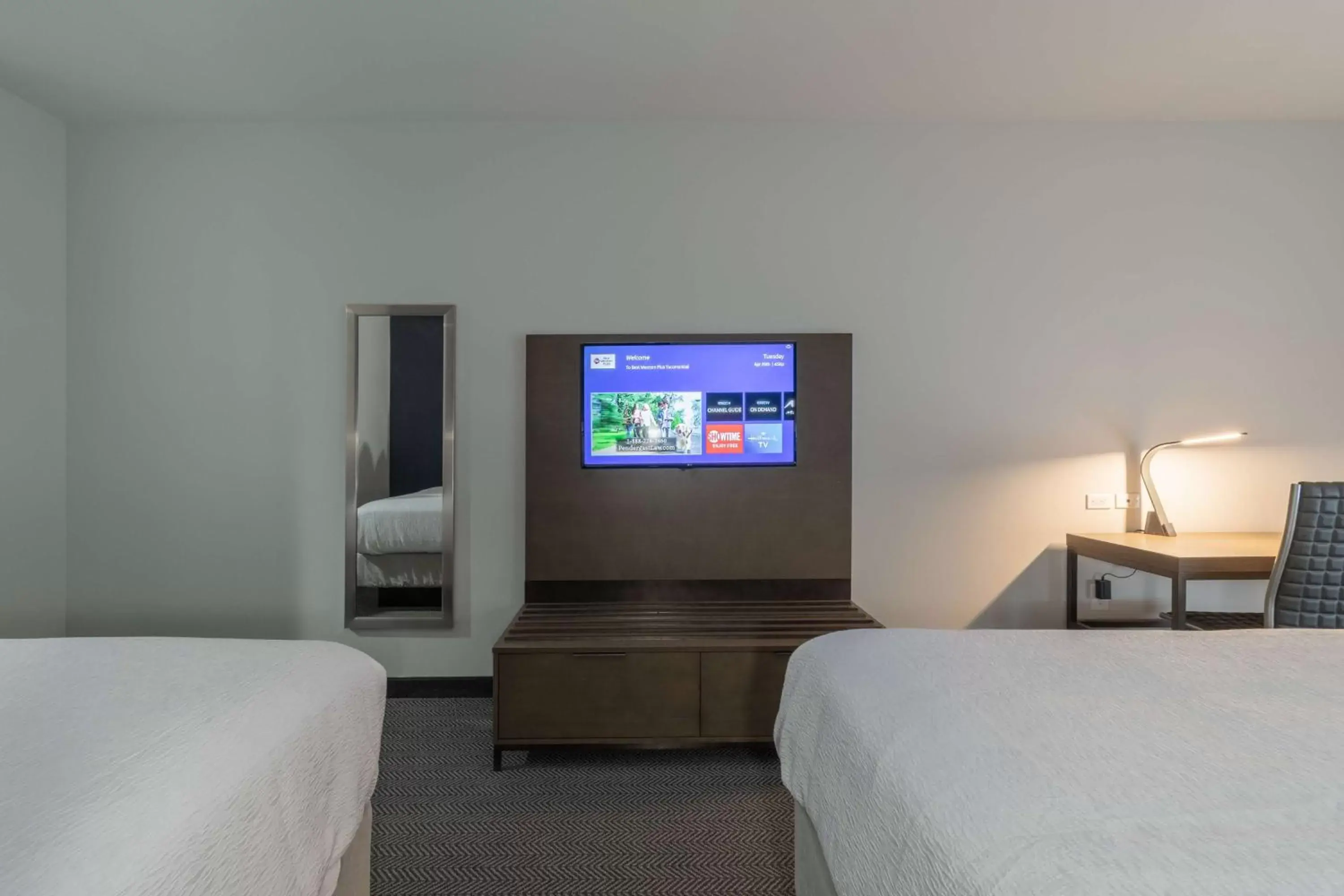Bedroom, TV/Entertainment Center in Best Western Plus Tacoma Hotel