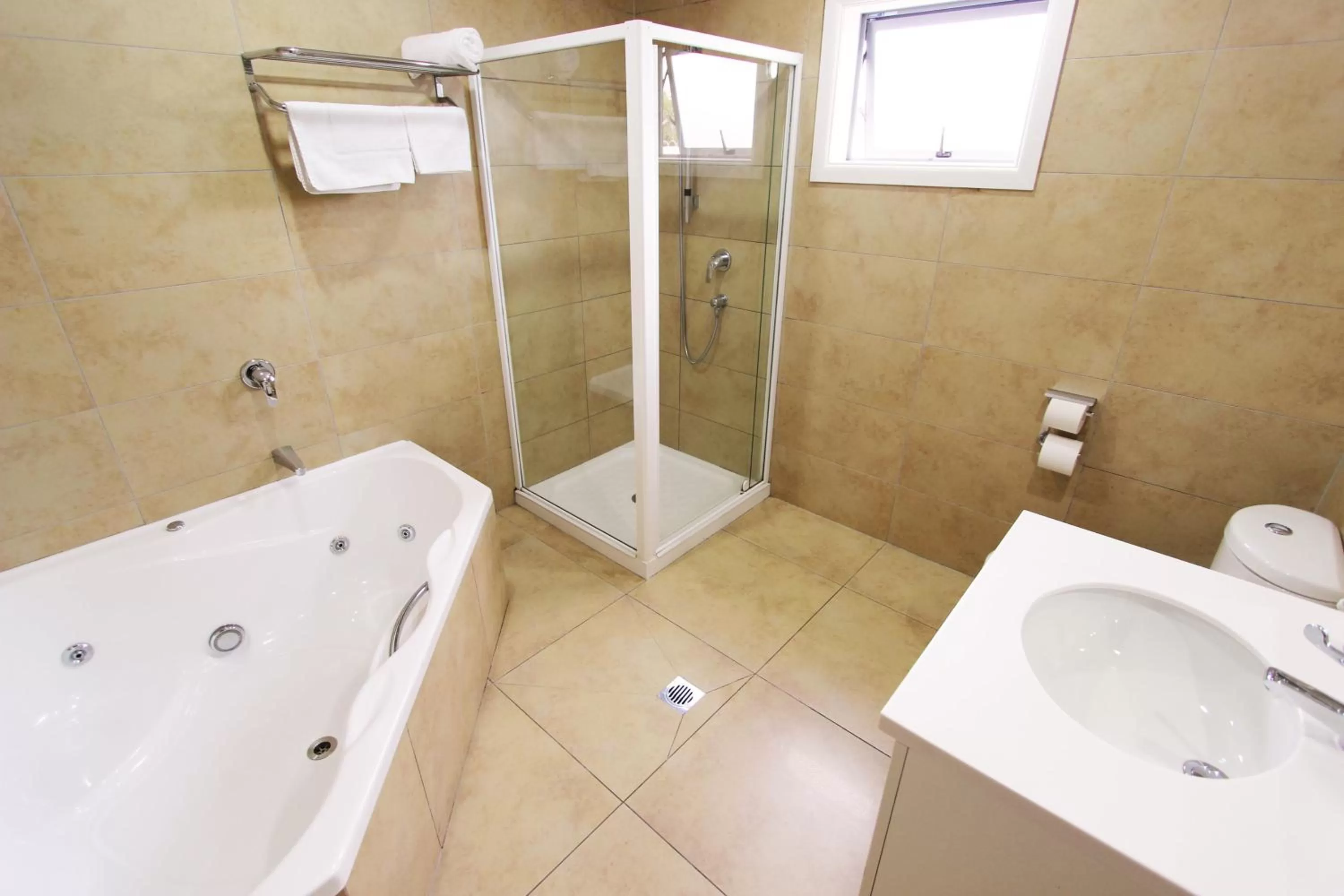 Hot Tub in Auckland Airport Lodge