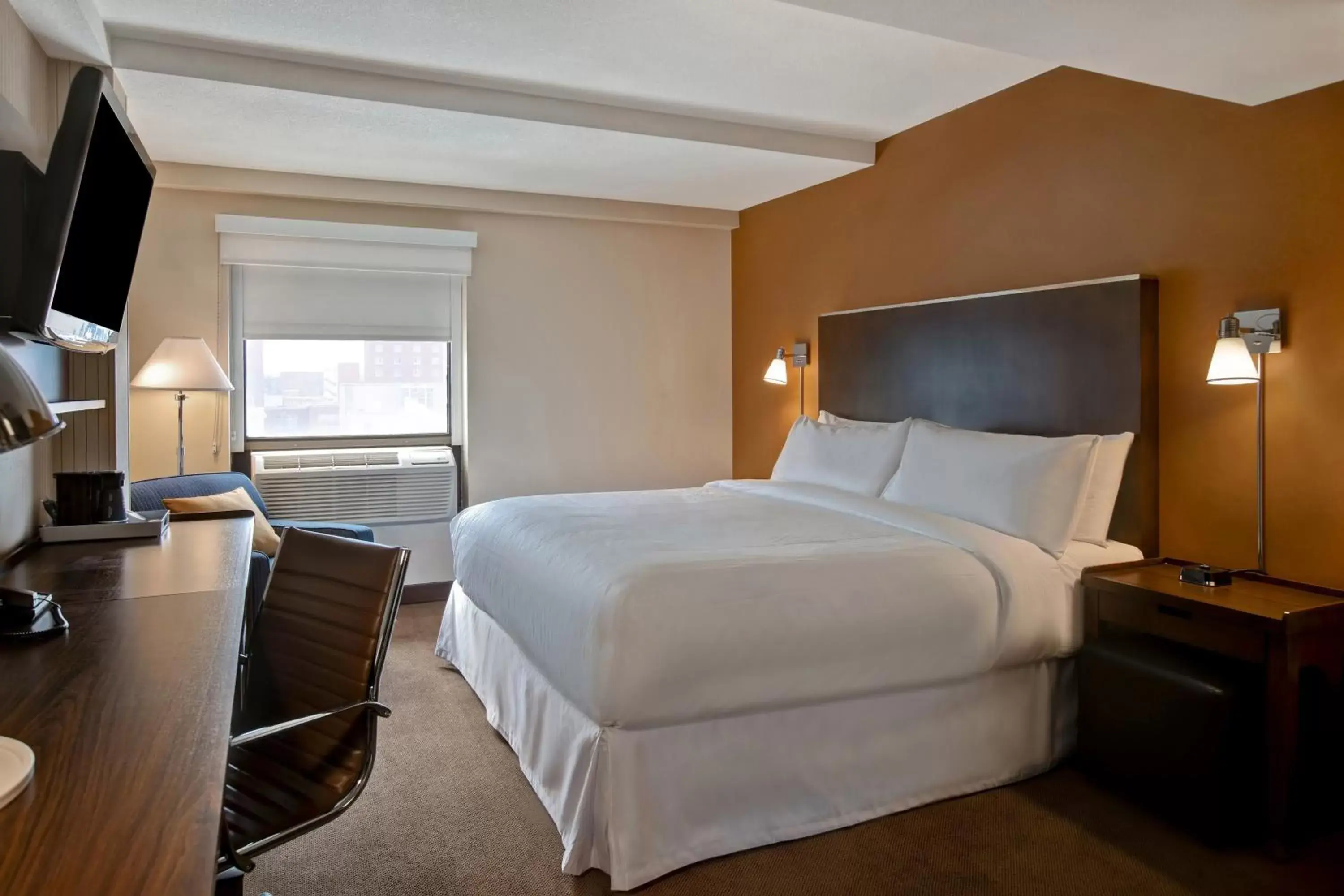 Photo of the whole room, Bed in Four Points by Sheraton Peoria