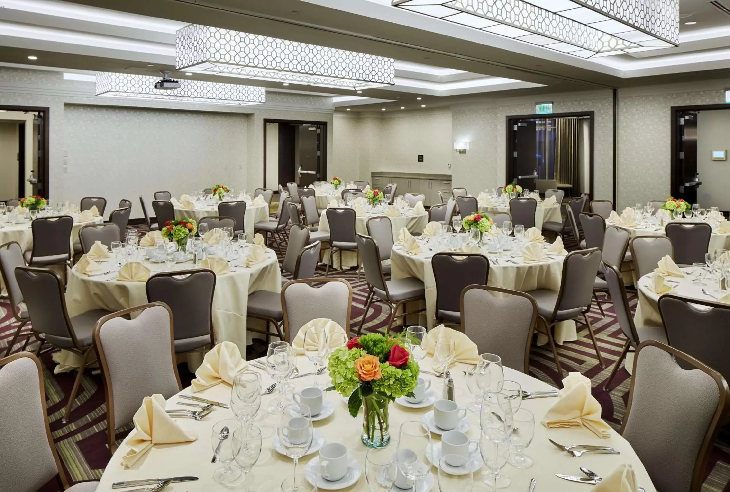 Meeting/conference room, Restaurant/Places to Eat in Hilton Garden Inn Roslyn