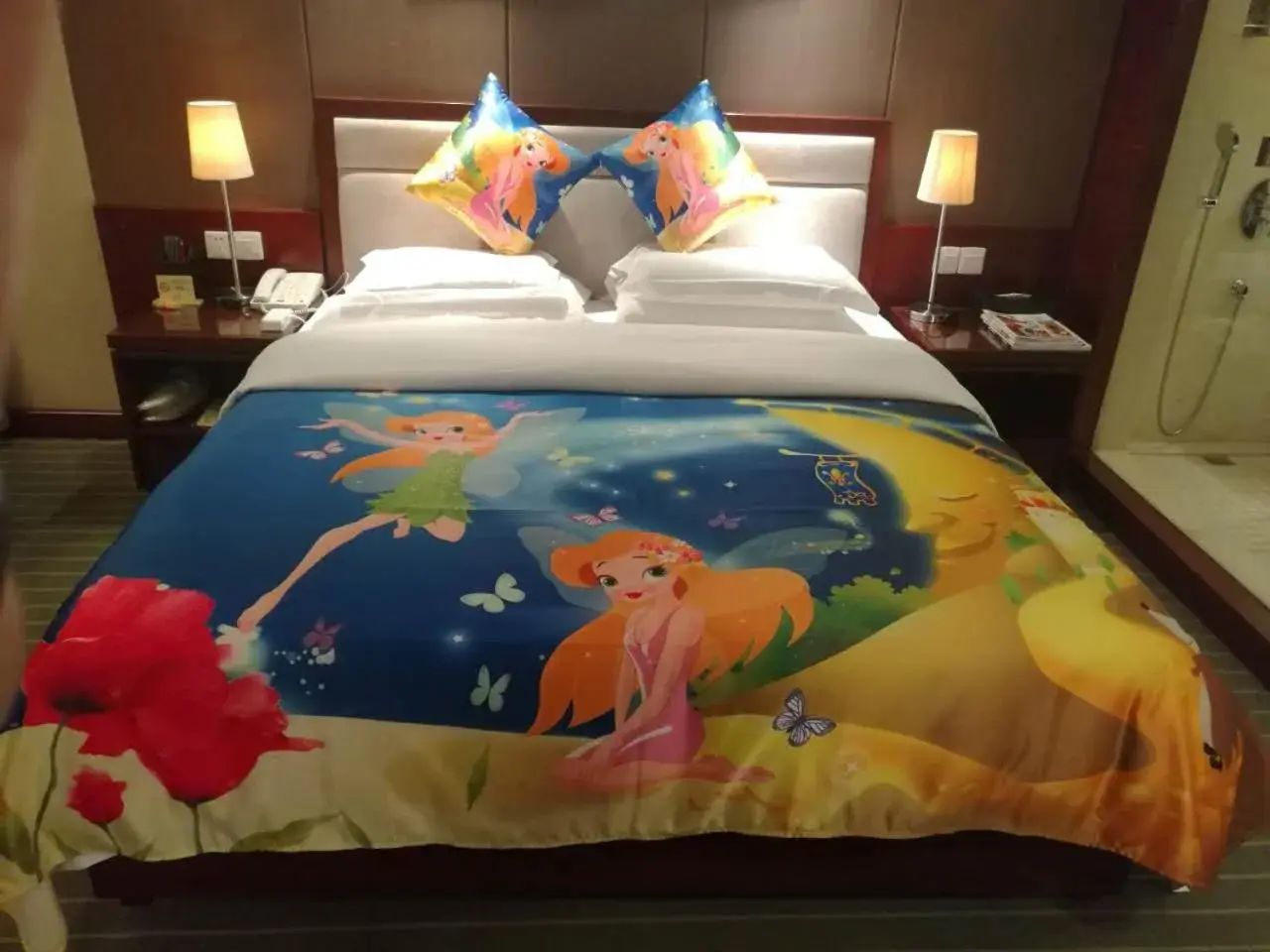Bed in Kunming Haitian Hotel