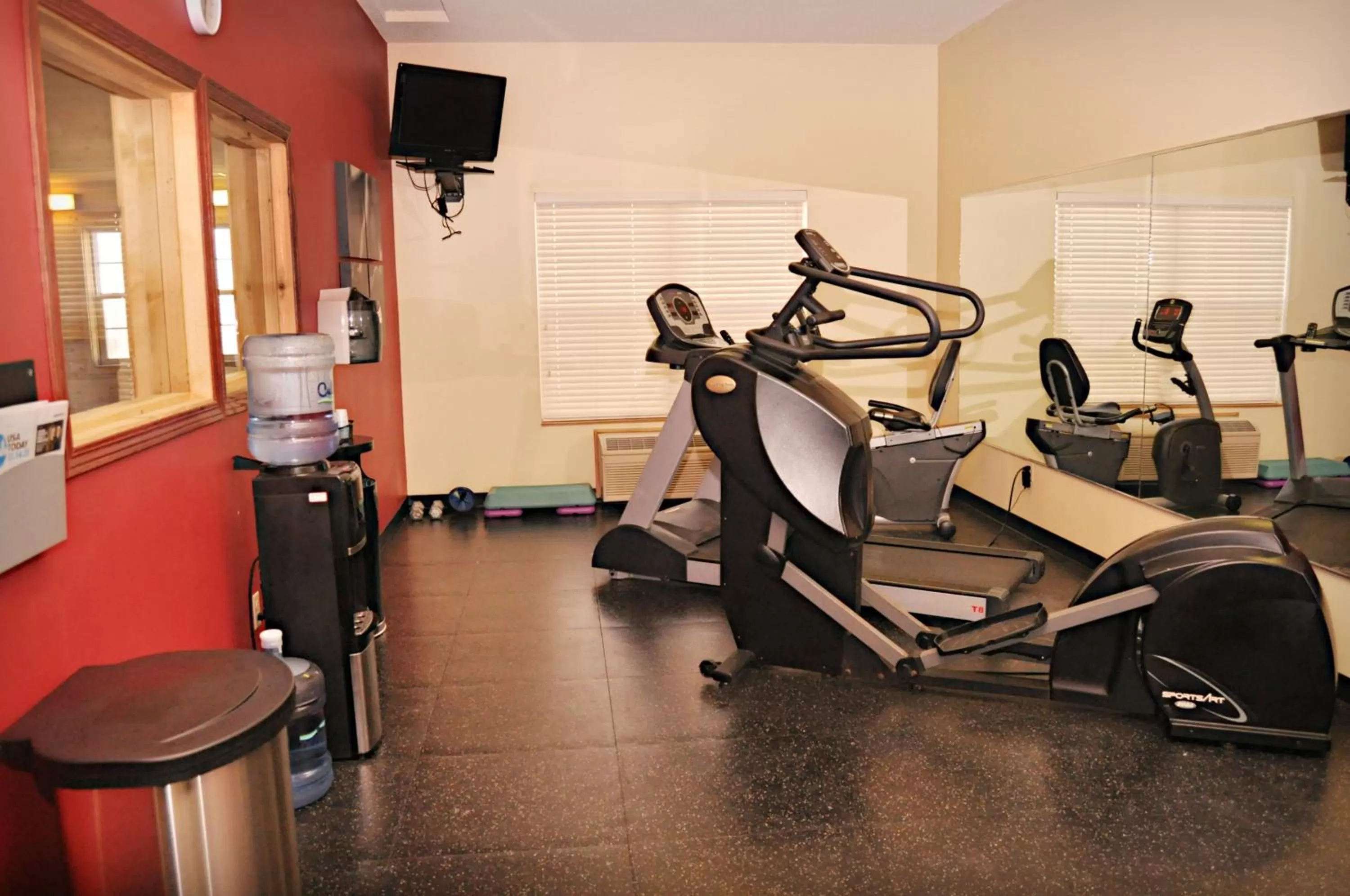 Fitness centre/facilities in Country Inn & Suites by Radisson, Kearney, NE