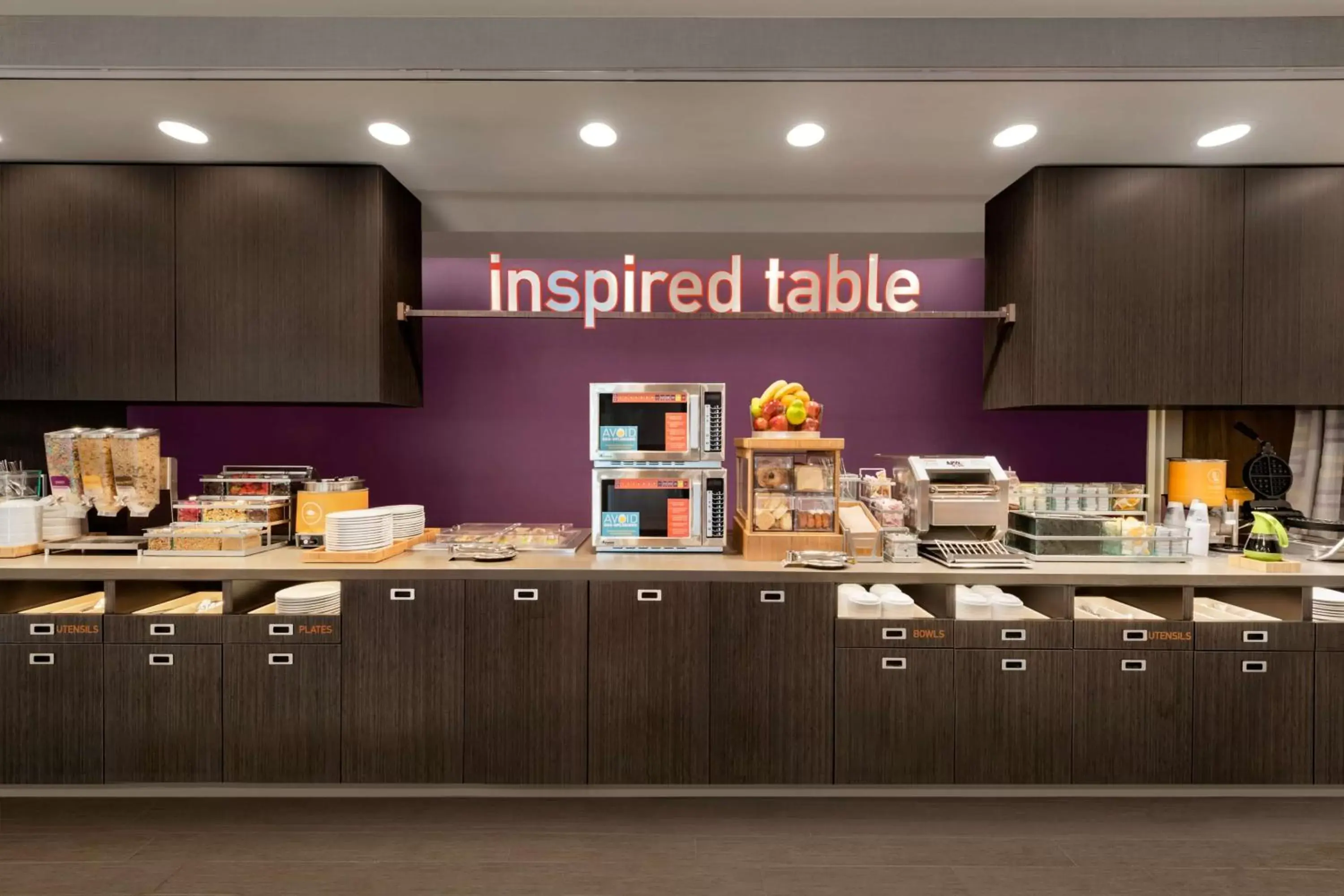 Dining area in Home2 Suites By Hilton Menomonee Falls Milwaukee