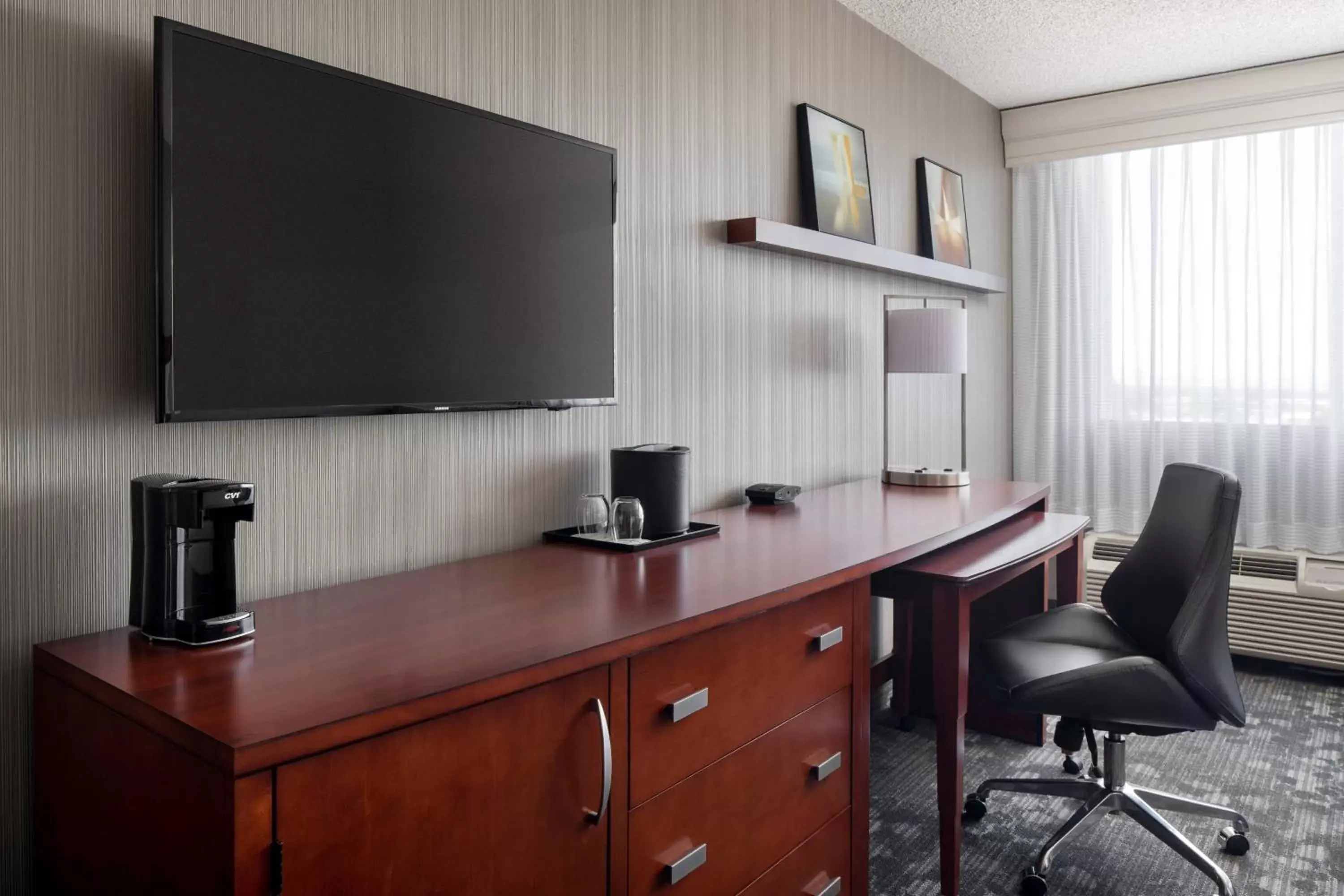 Photo of the whole room, TV/Entertainment Center in Courtyard by Marriott Richmond Berkeley