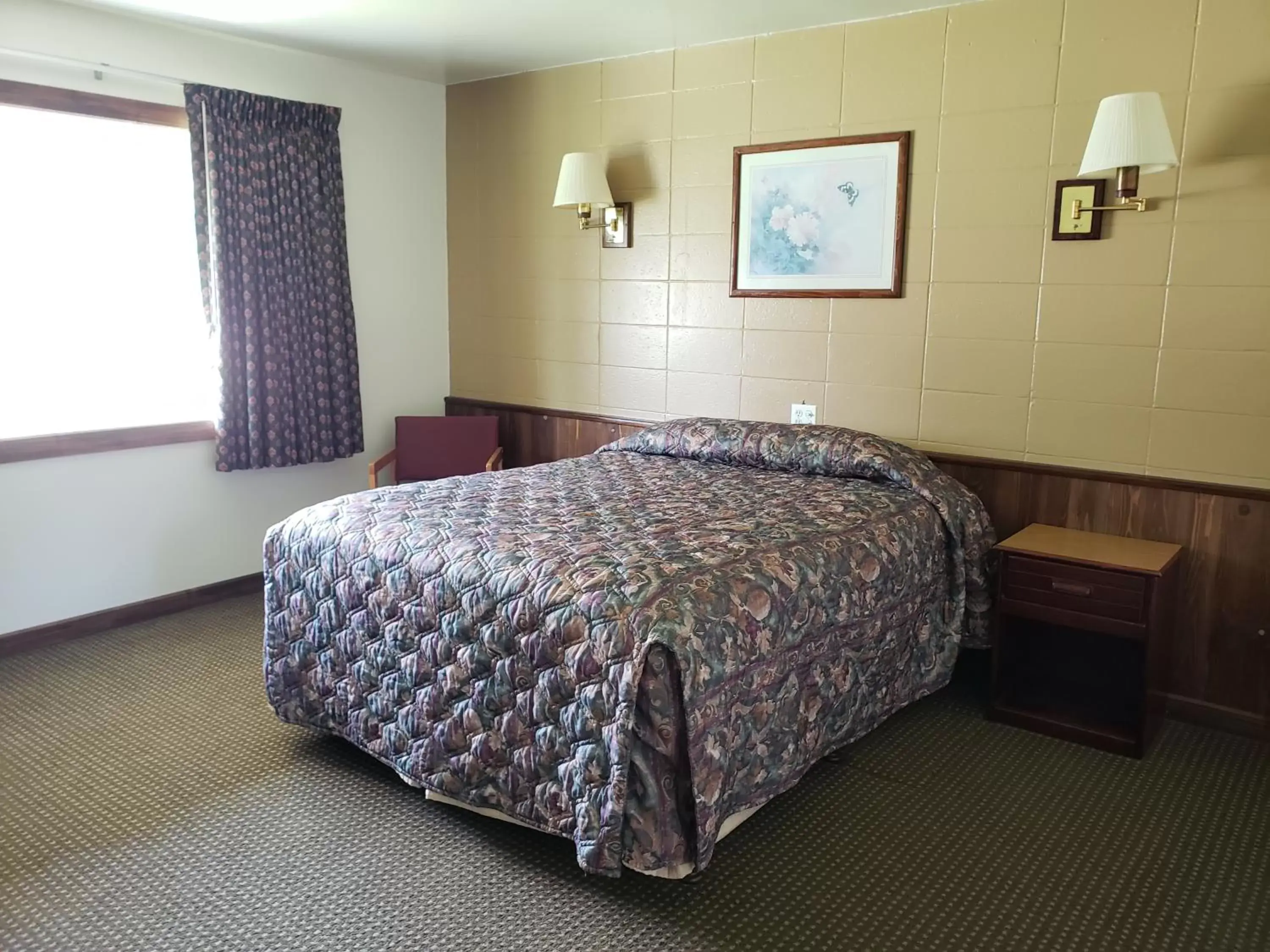 Bedroom, Bed in Spinning Wheel Motel