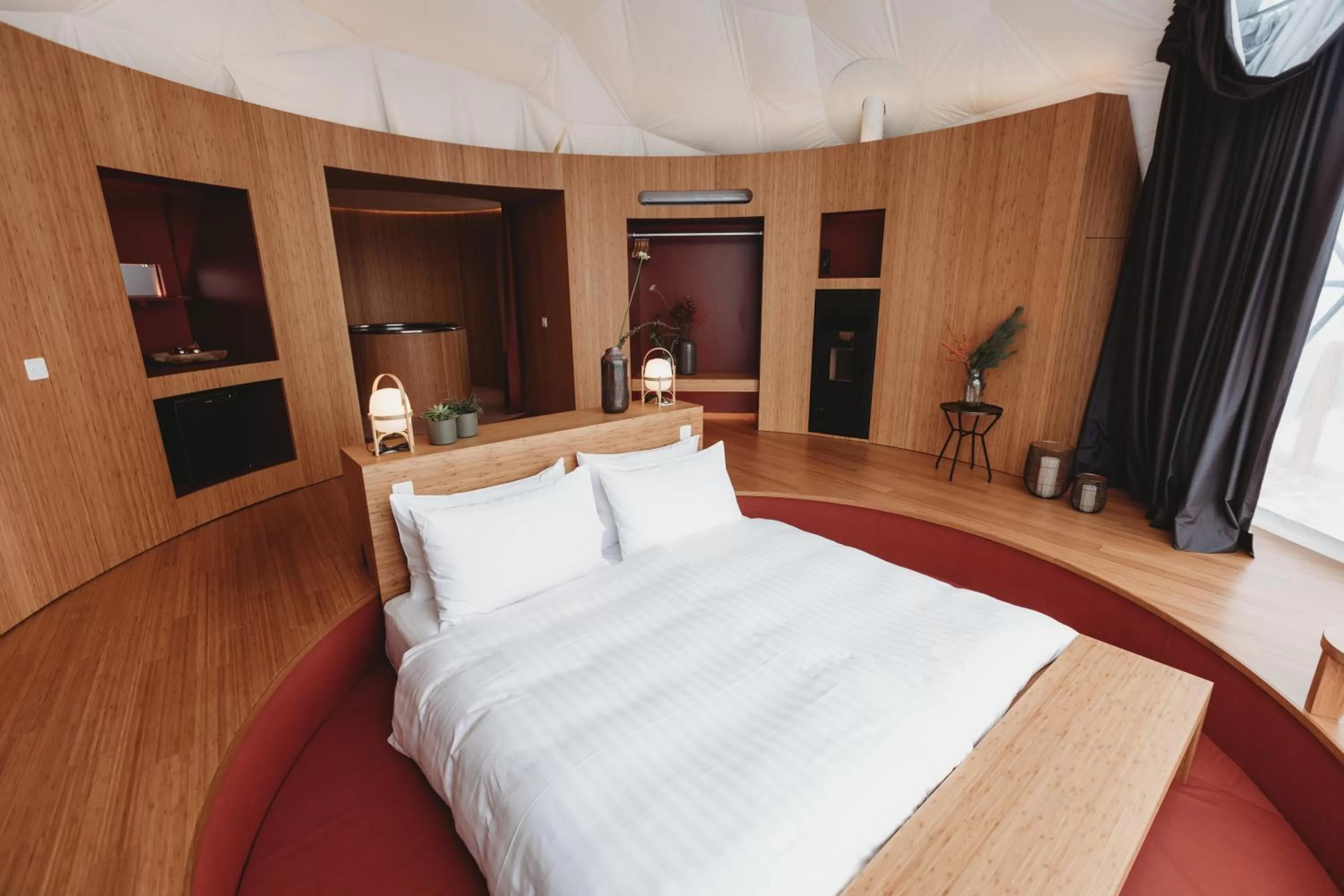 Photo of the whole room, Bed in Whitepod Original