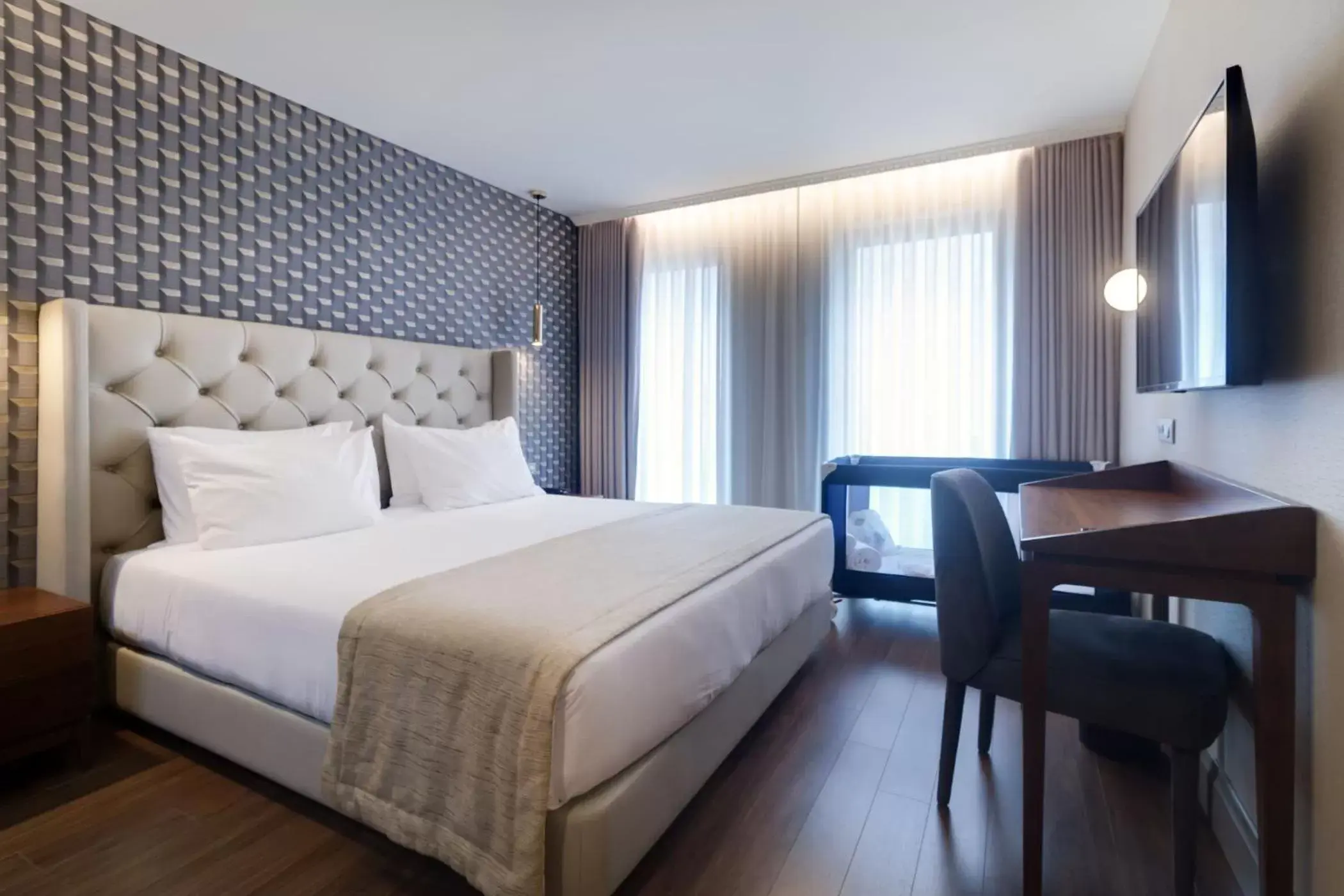 Photo of the whole room, Bed in Oca Oriental Porto Hotel