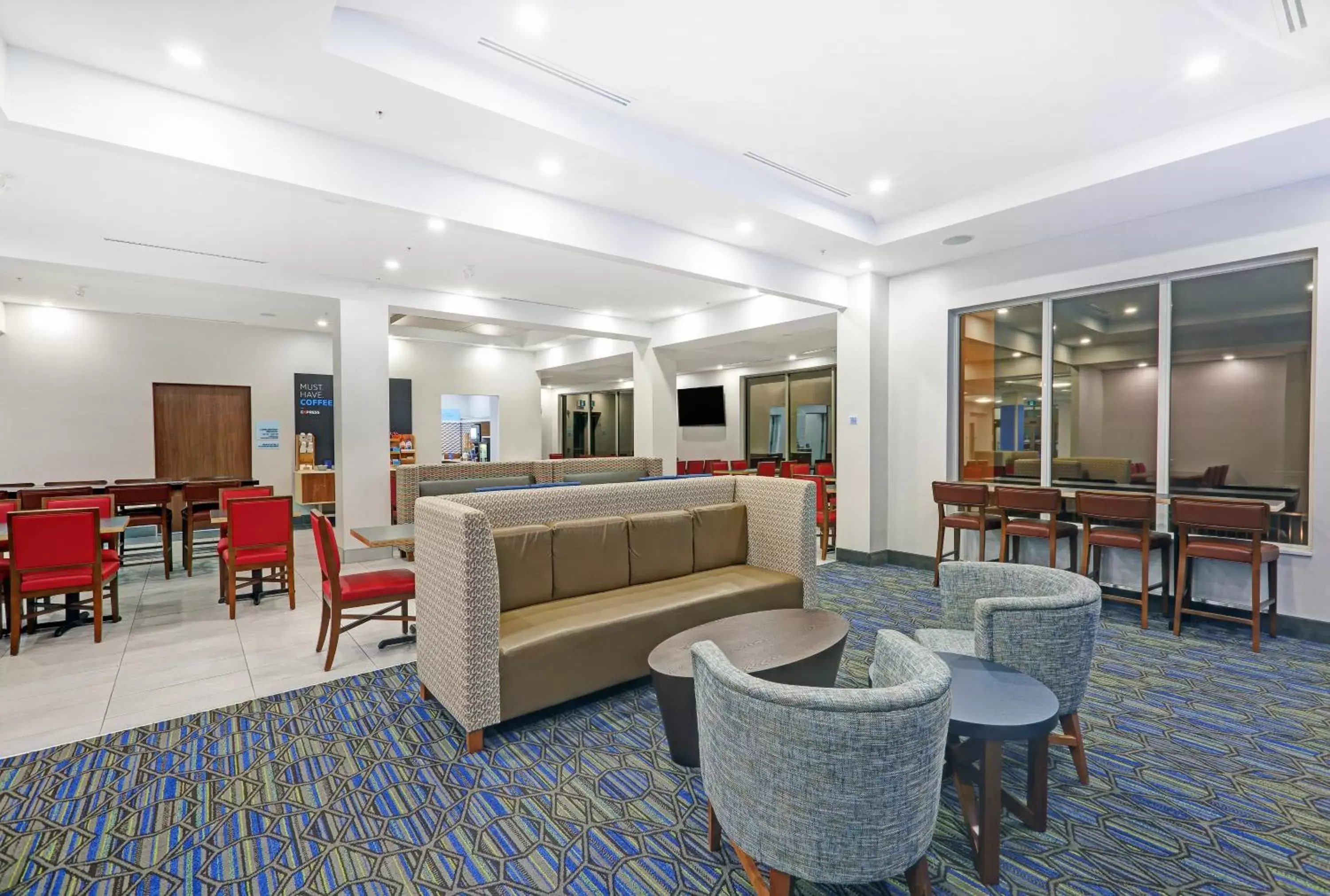 Property building, Lounge/Bar in Holiday Inn Express Hotel & Suites - Woodstock, an IHG Hotel