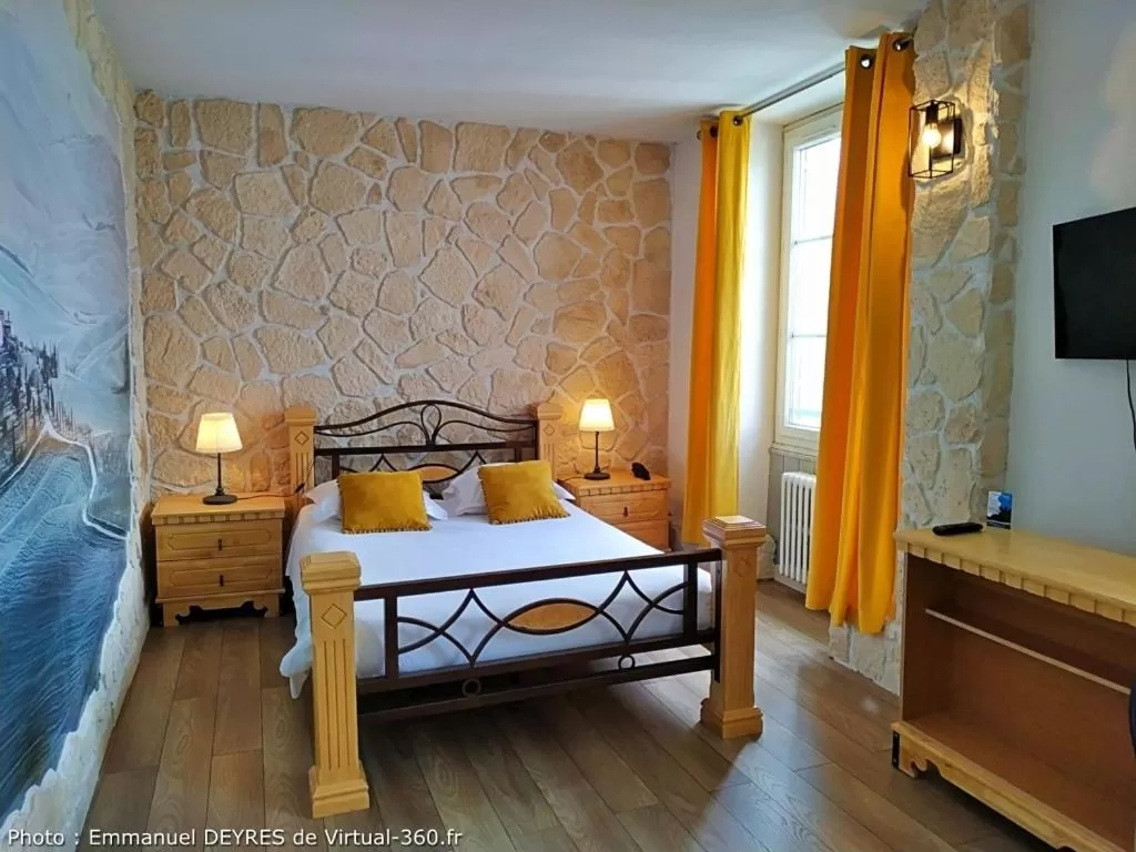 Bed in Hôtel de Bretagne - anciennement Queen Serenity Hotel