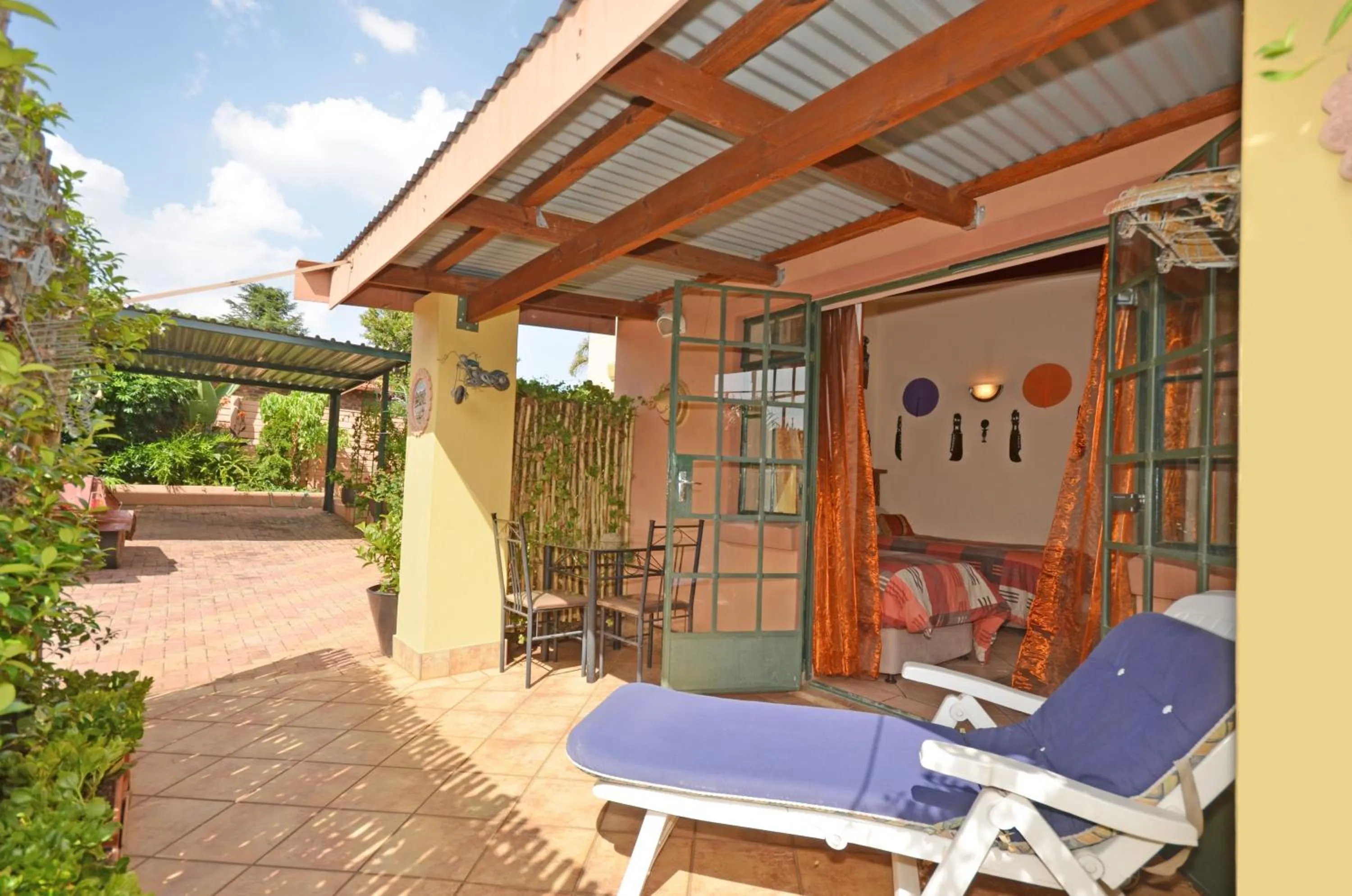 Patio in Cherry Tree Cottage B&B Linden