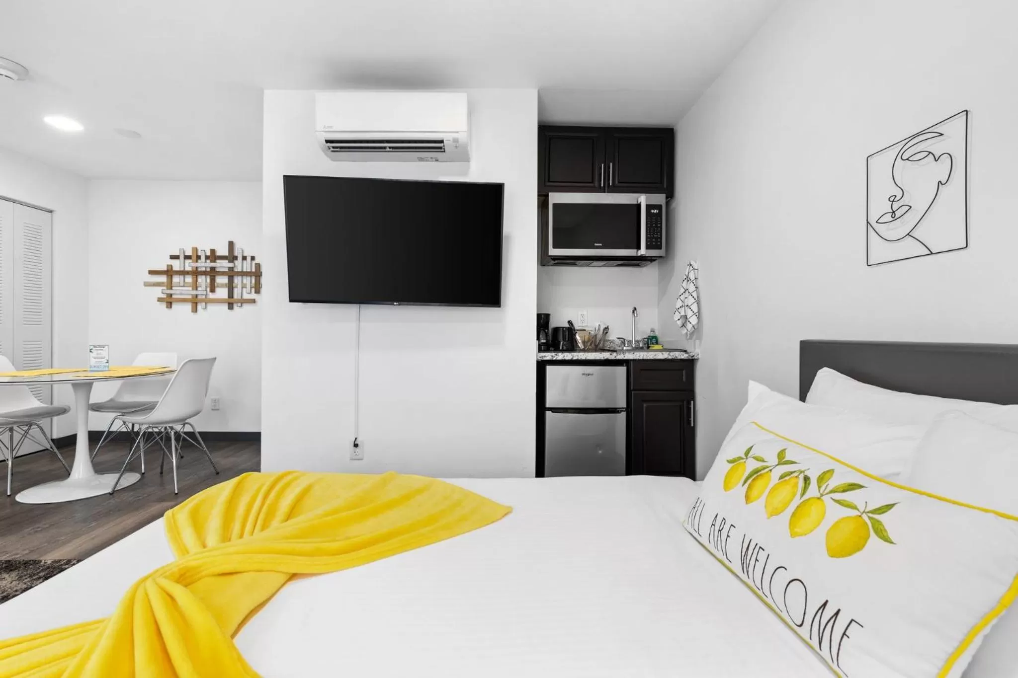 Living room, TV/Entertainment Center in Sunset Inn-South Miami