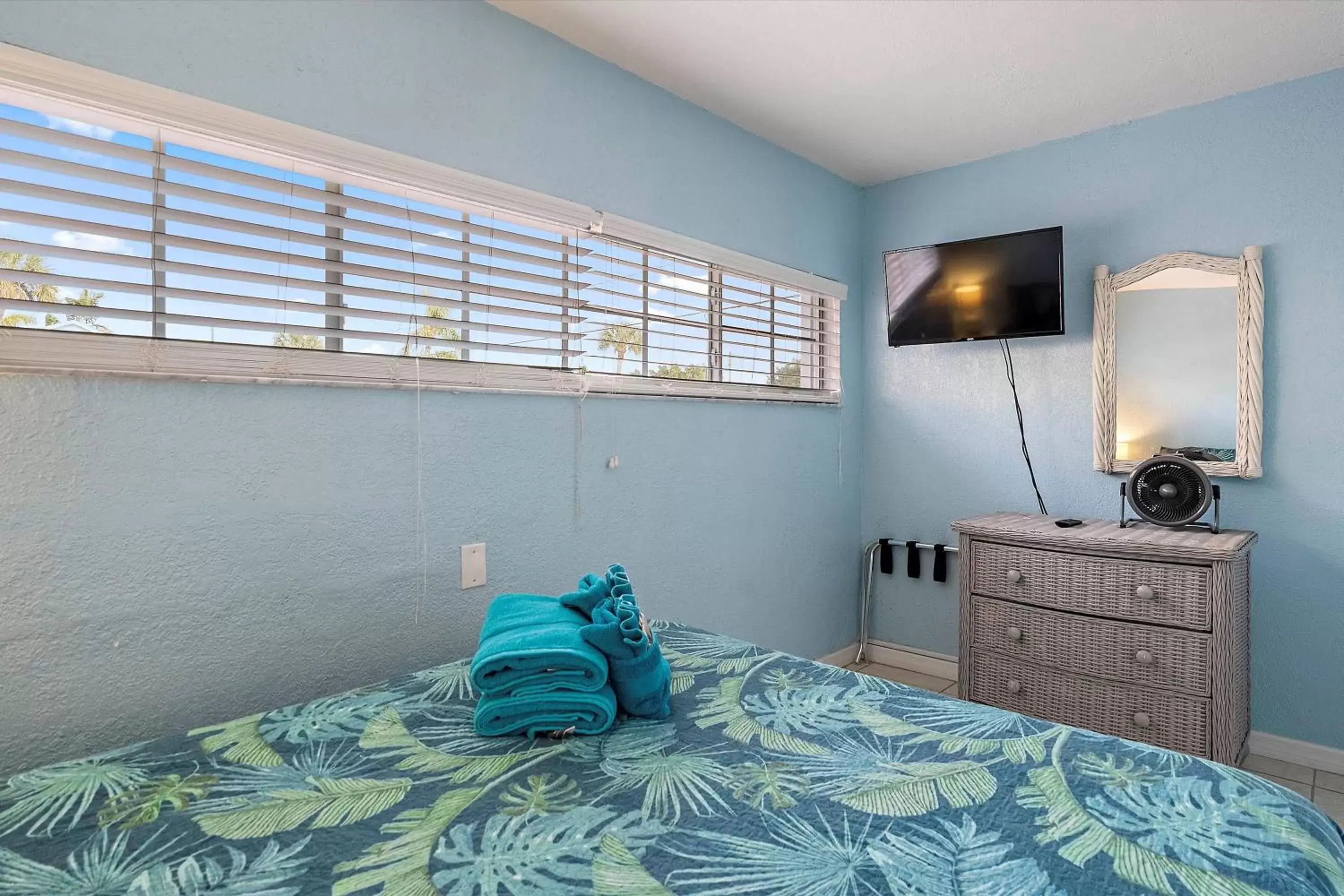 Bed in Blind Pass Resort Motel Bed in Blind Pass Resort Motel