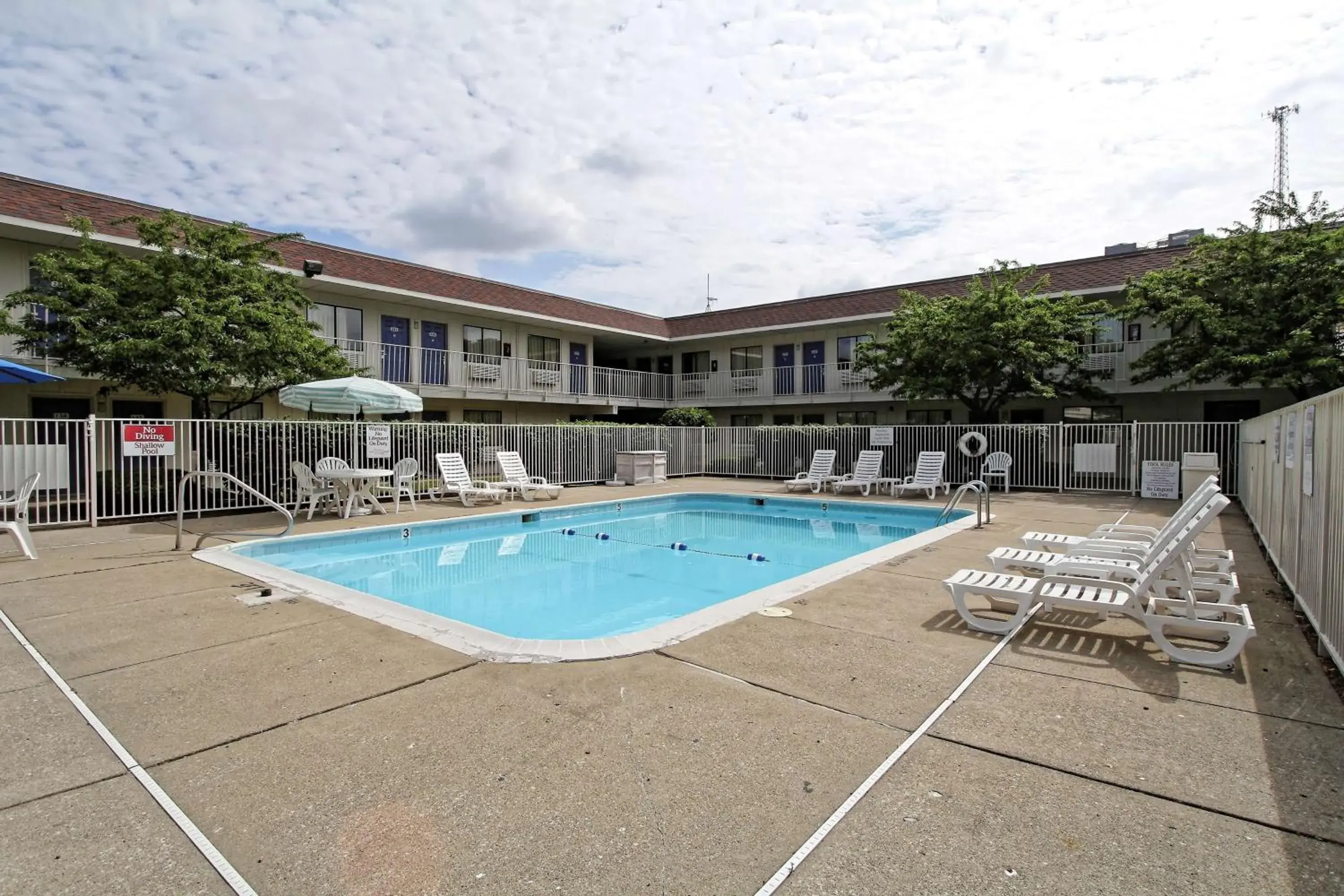 Day, Swimming Pool in Motel 6-Amherst, OH - Cleveland West - Lorain