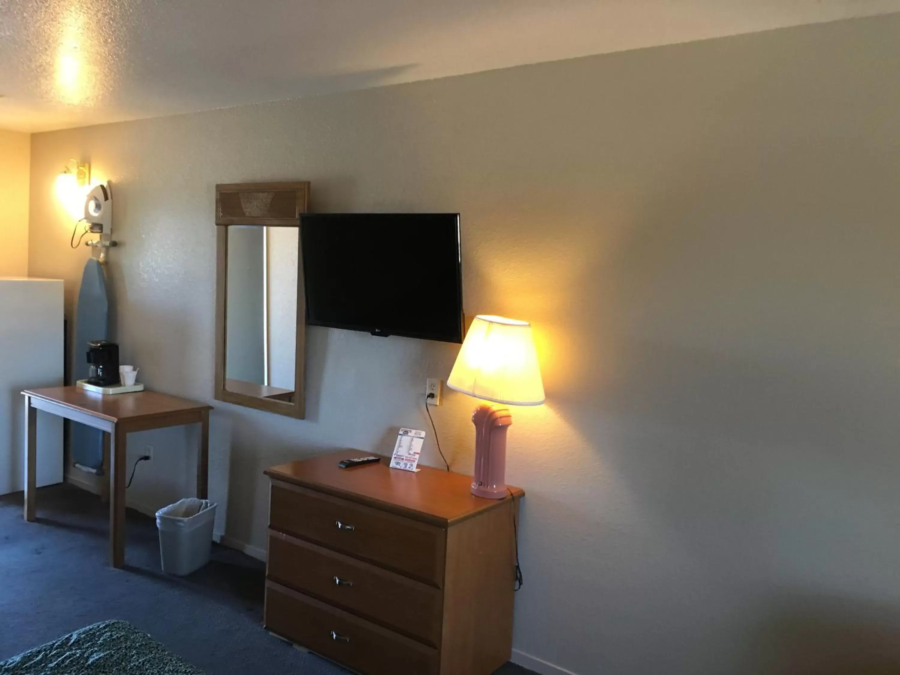 TV and multimedia, TV/Entertainment Center in Applegate Inn