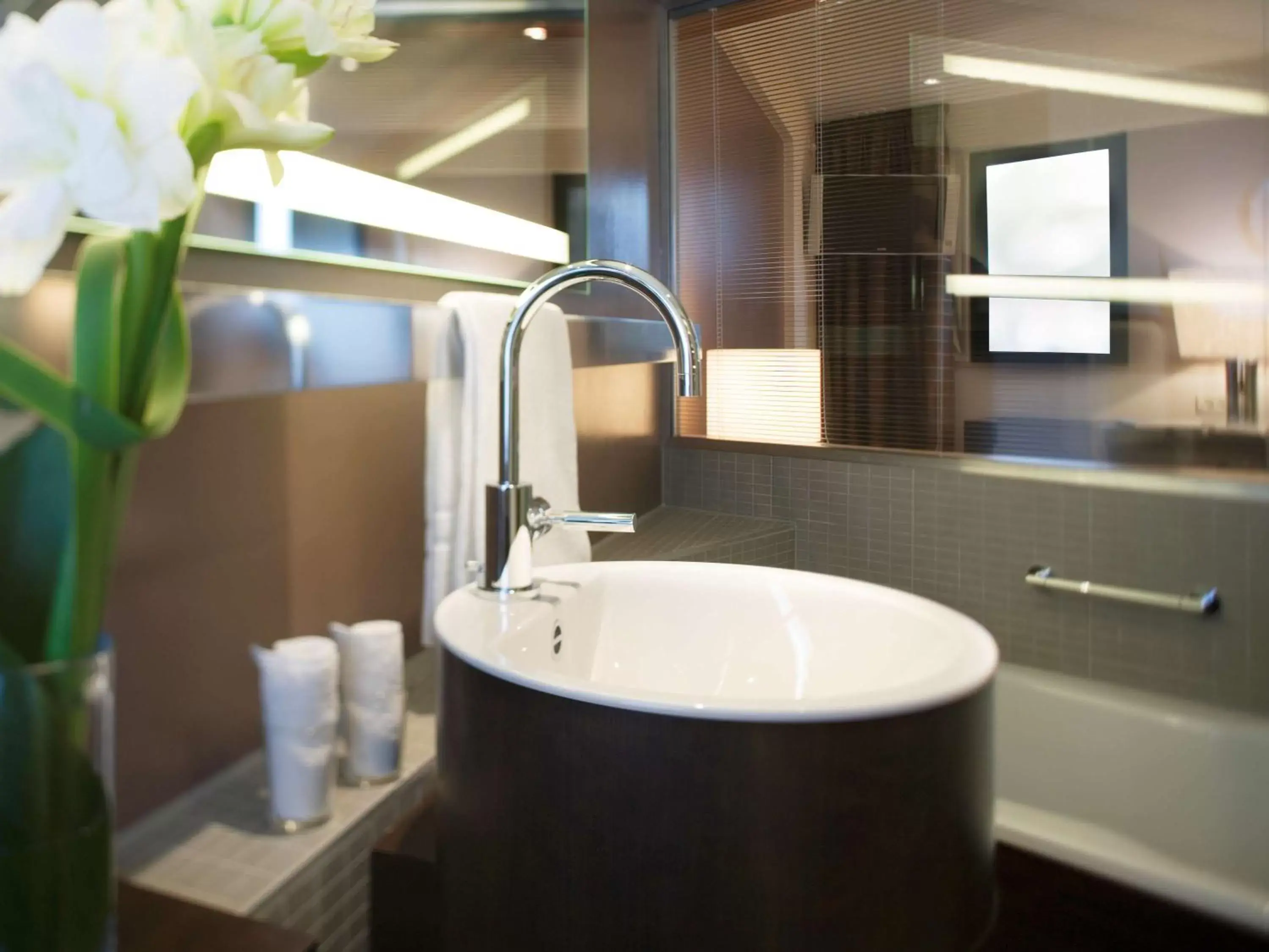 Photo of the whole room, Bathroom in Mövenpick Hotel Hamburg