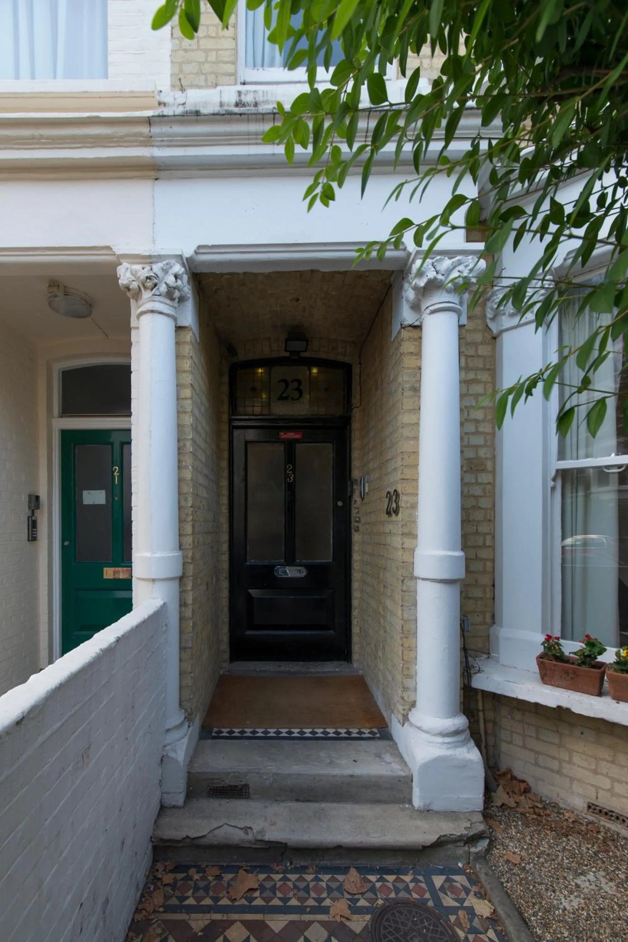 Facade/entrance in 23