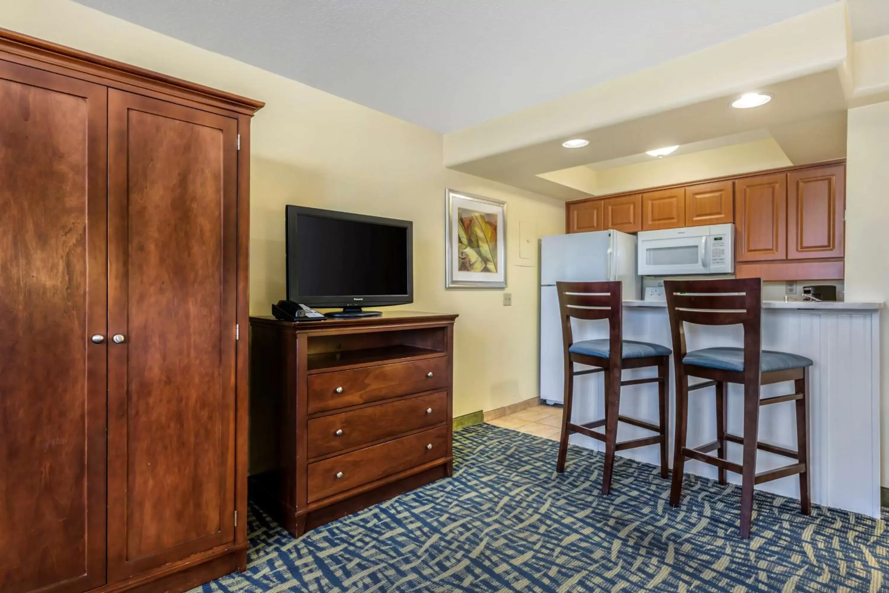 Bedroom, TV/Entertainment Center in Best Western Cocoa Beach Hotel & Suites