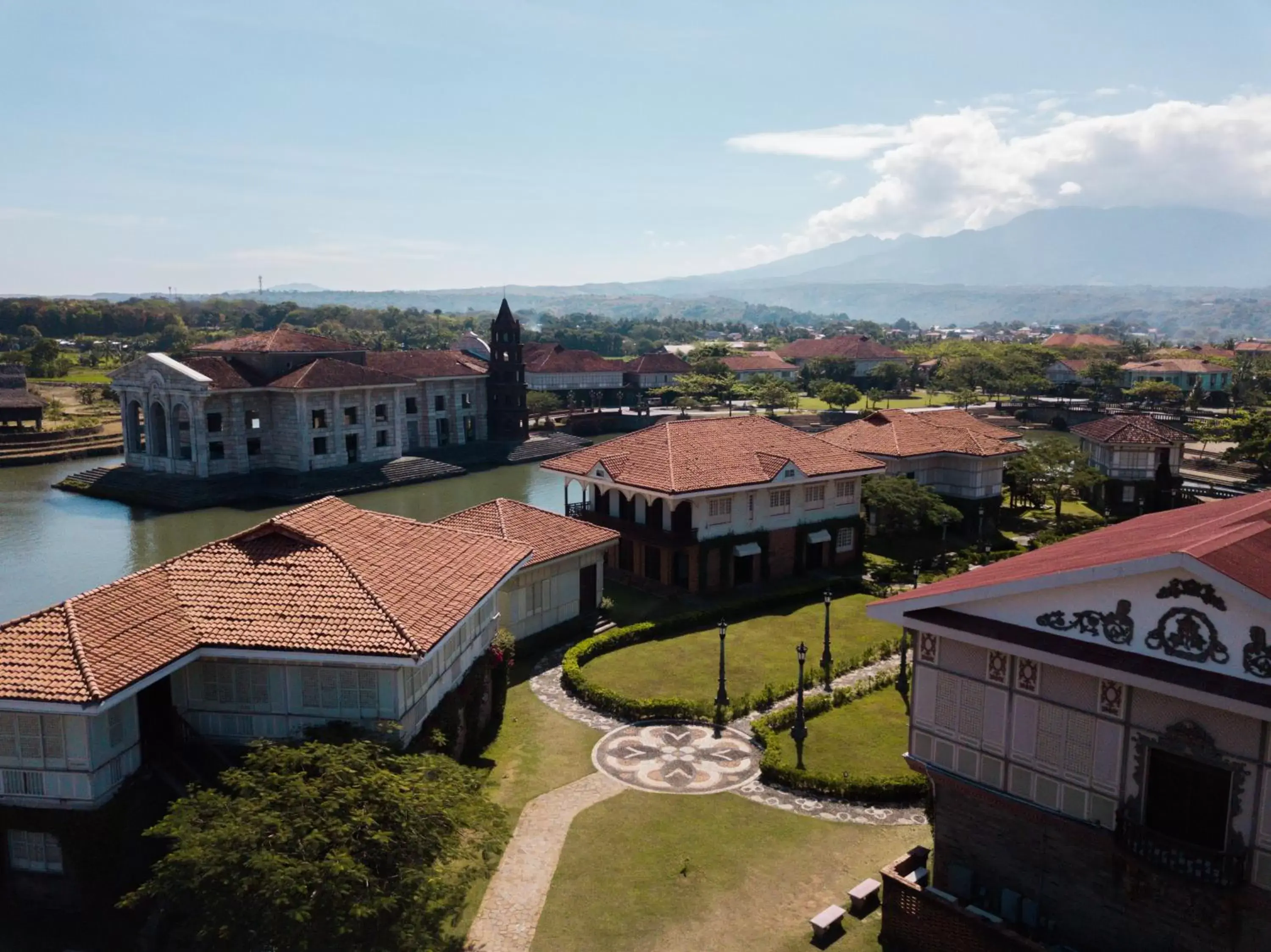 Property building in Las Casas Filipinas de Acuzar