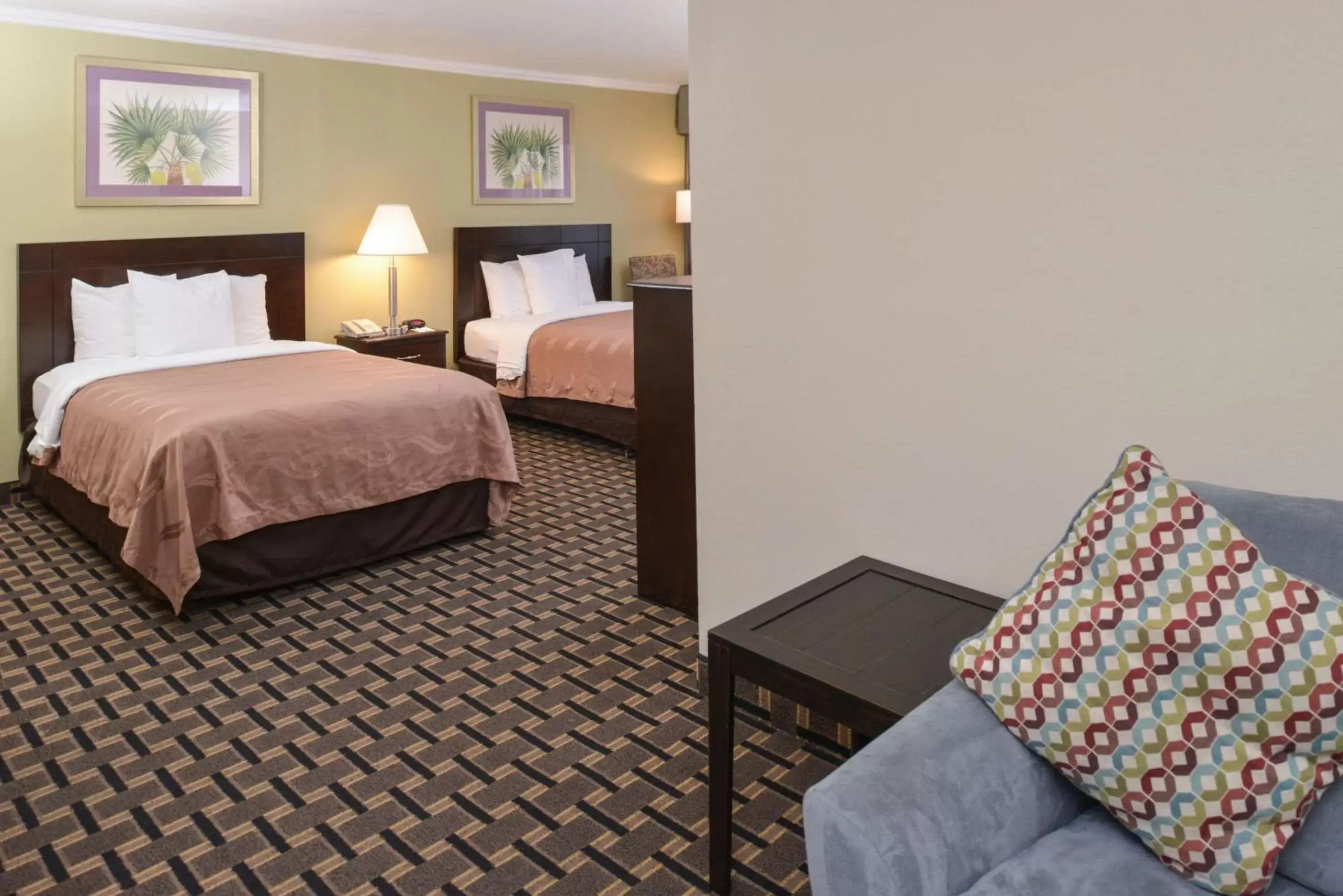 Photo of the whole room, Bed in Quality Inn & Suites Montebello - Los Angeles