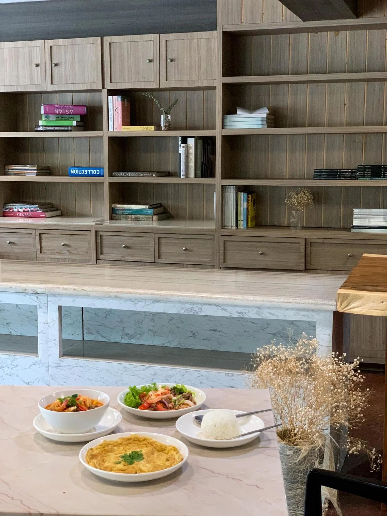 Restaurant/places to eat in Watana Hotel