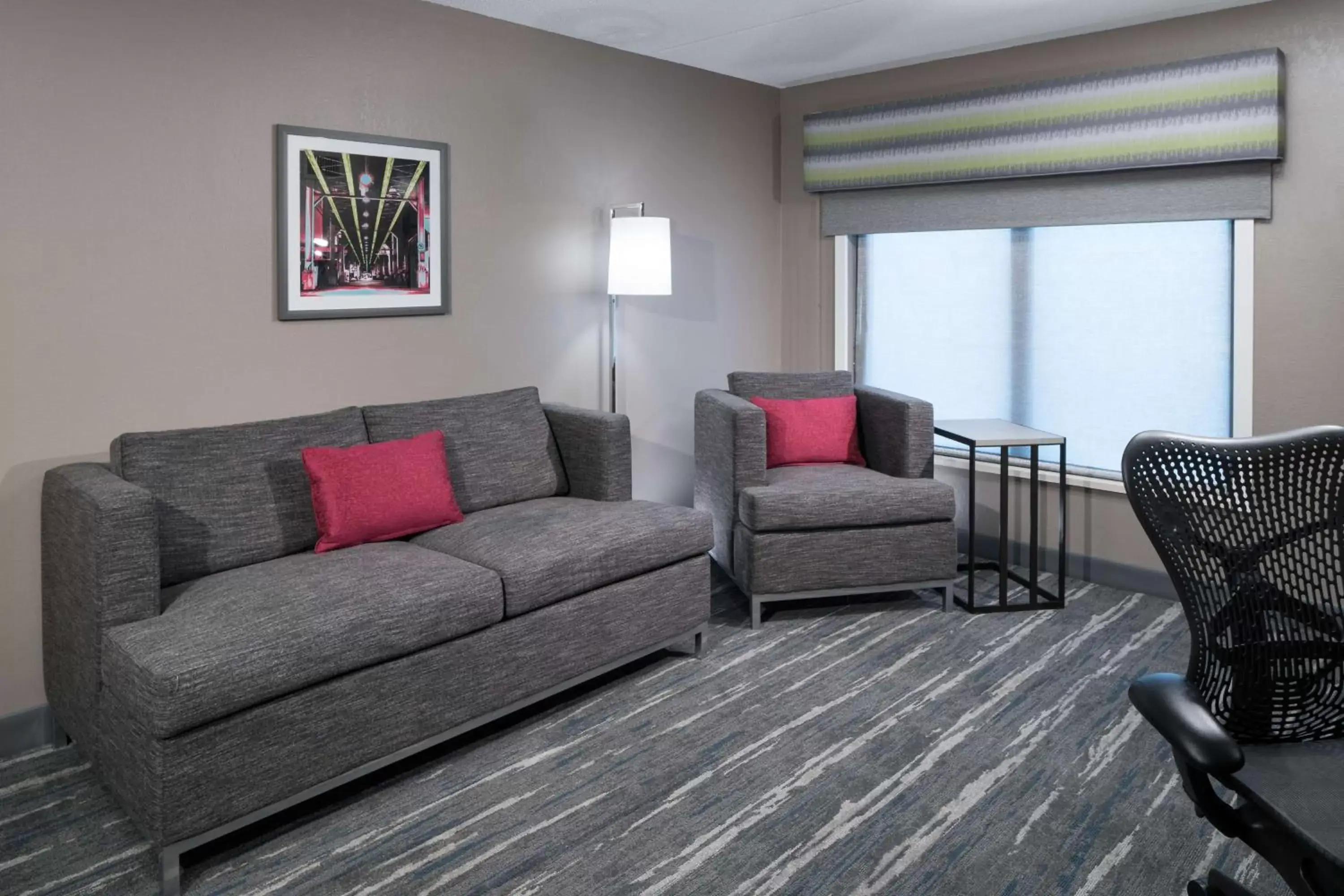 Living room, Seating Area in Hampton Inn & Suites Chicago North Shore