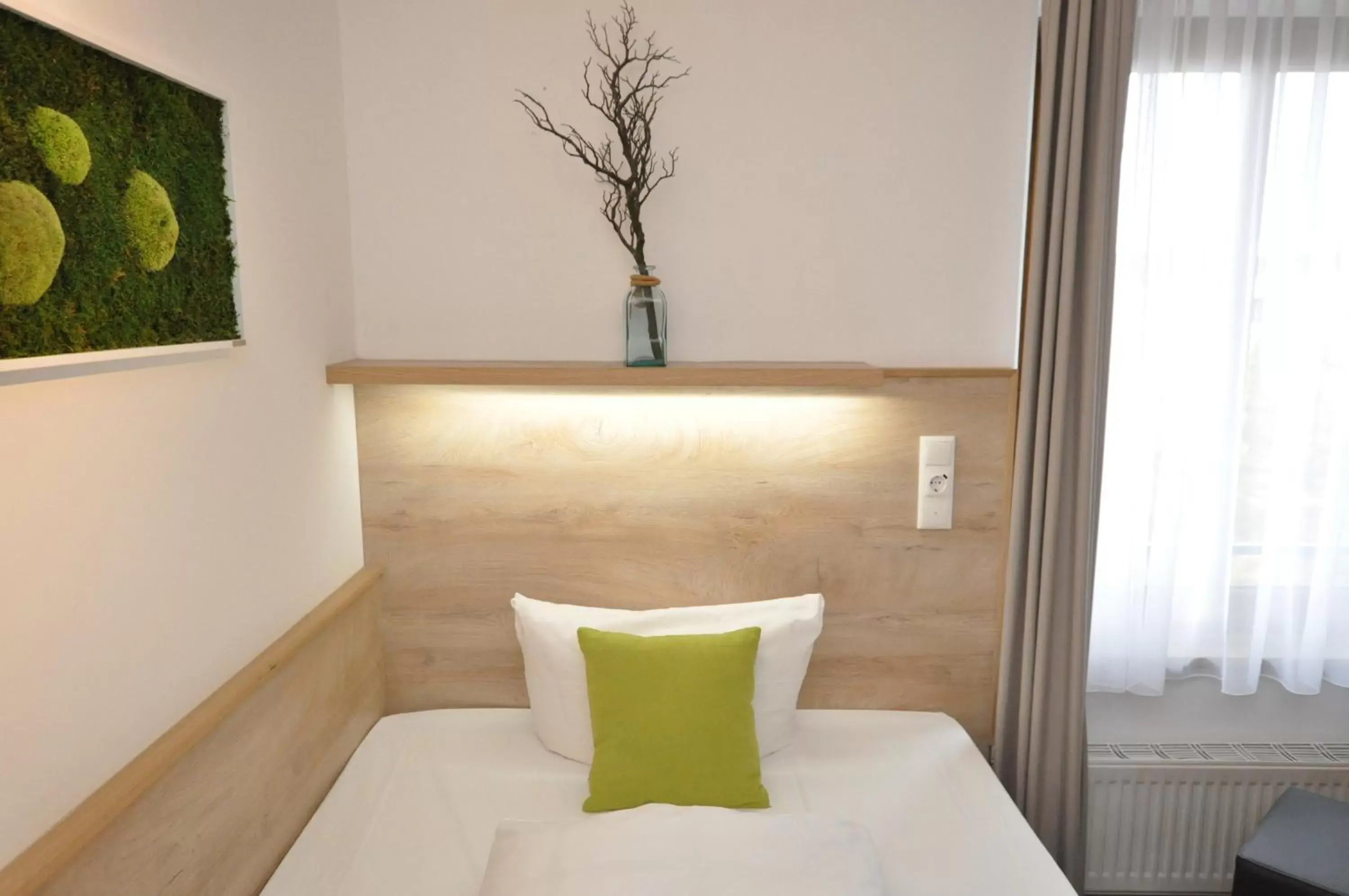 Bed in Hotel Perlach Allee by Blattl