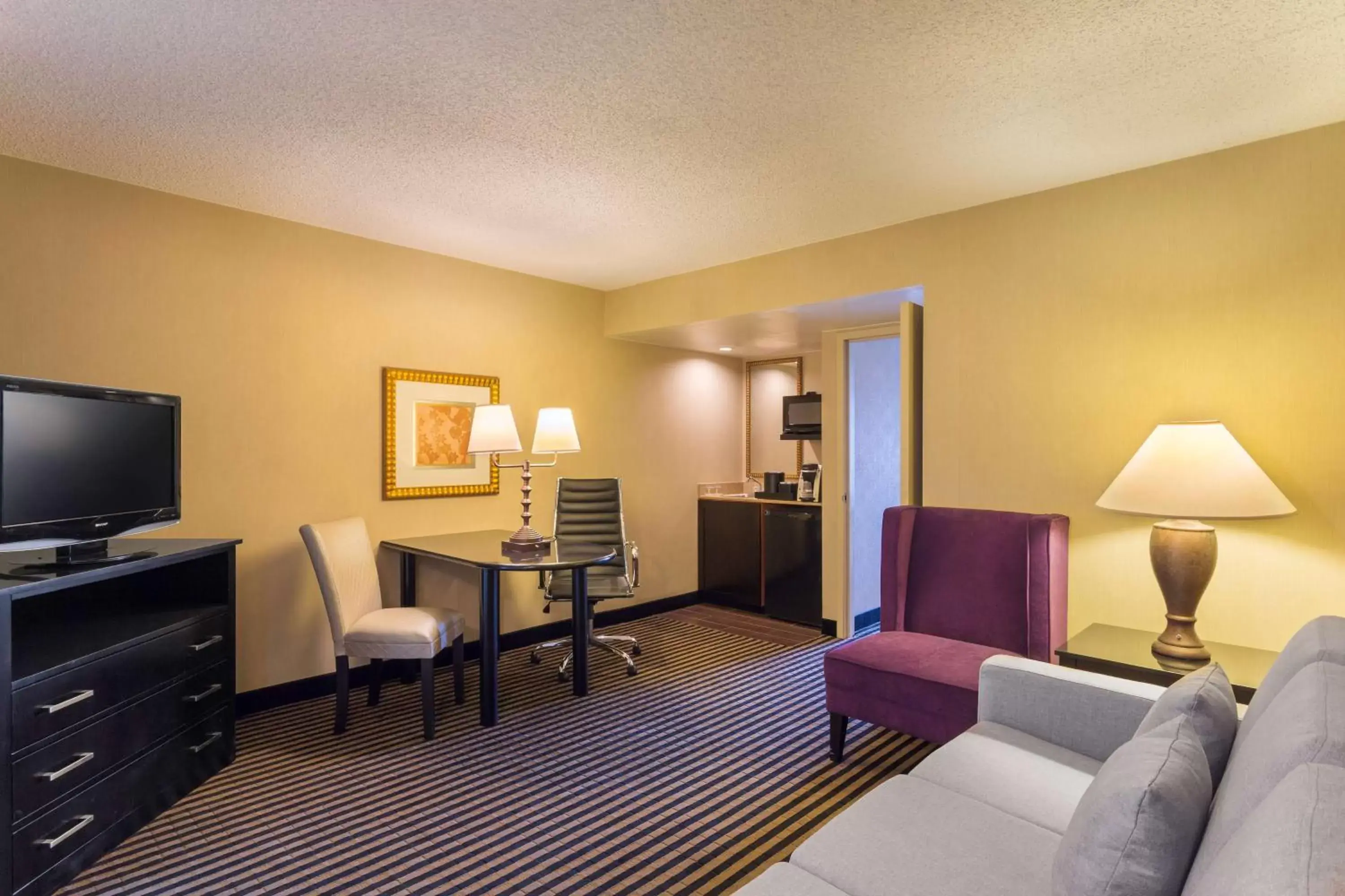 Bed, Seating Area in Embassy Suites by Hilton Piscataway Somerset