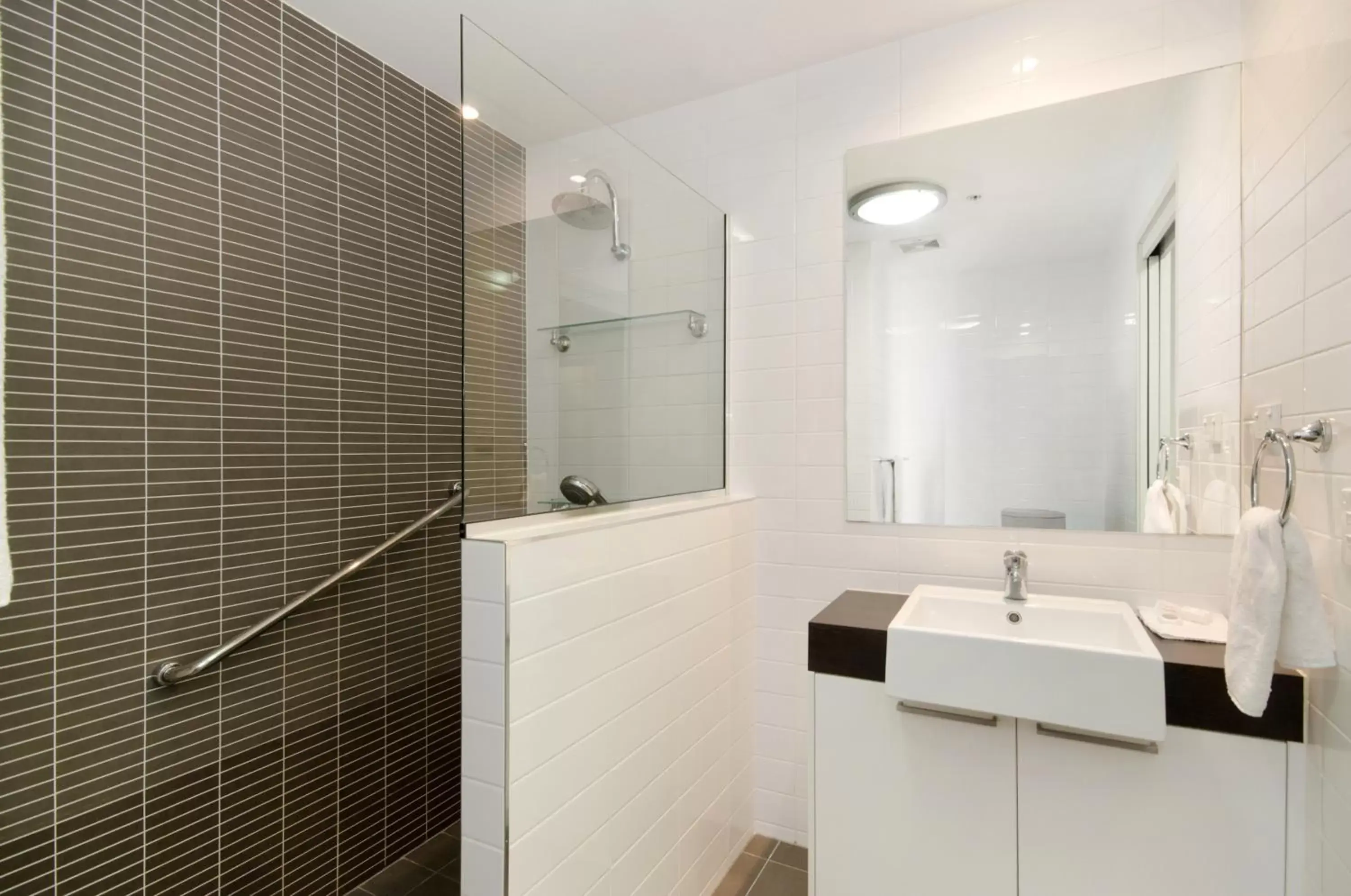 Bathroom in Property Vine - Dalgety Apartments