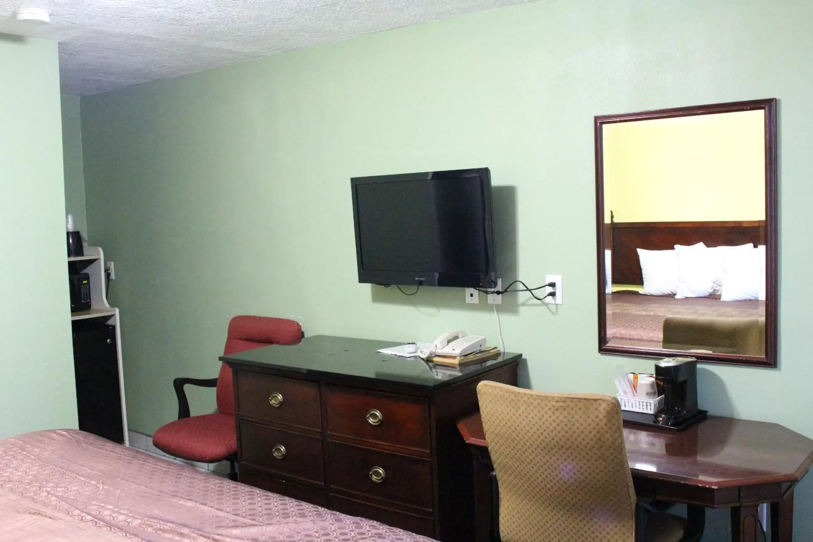 TV/Entertainment Center in Deluxe Inn Fort Stockton