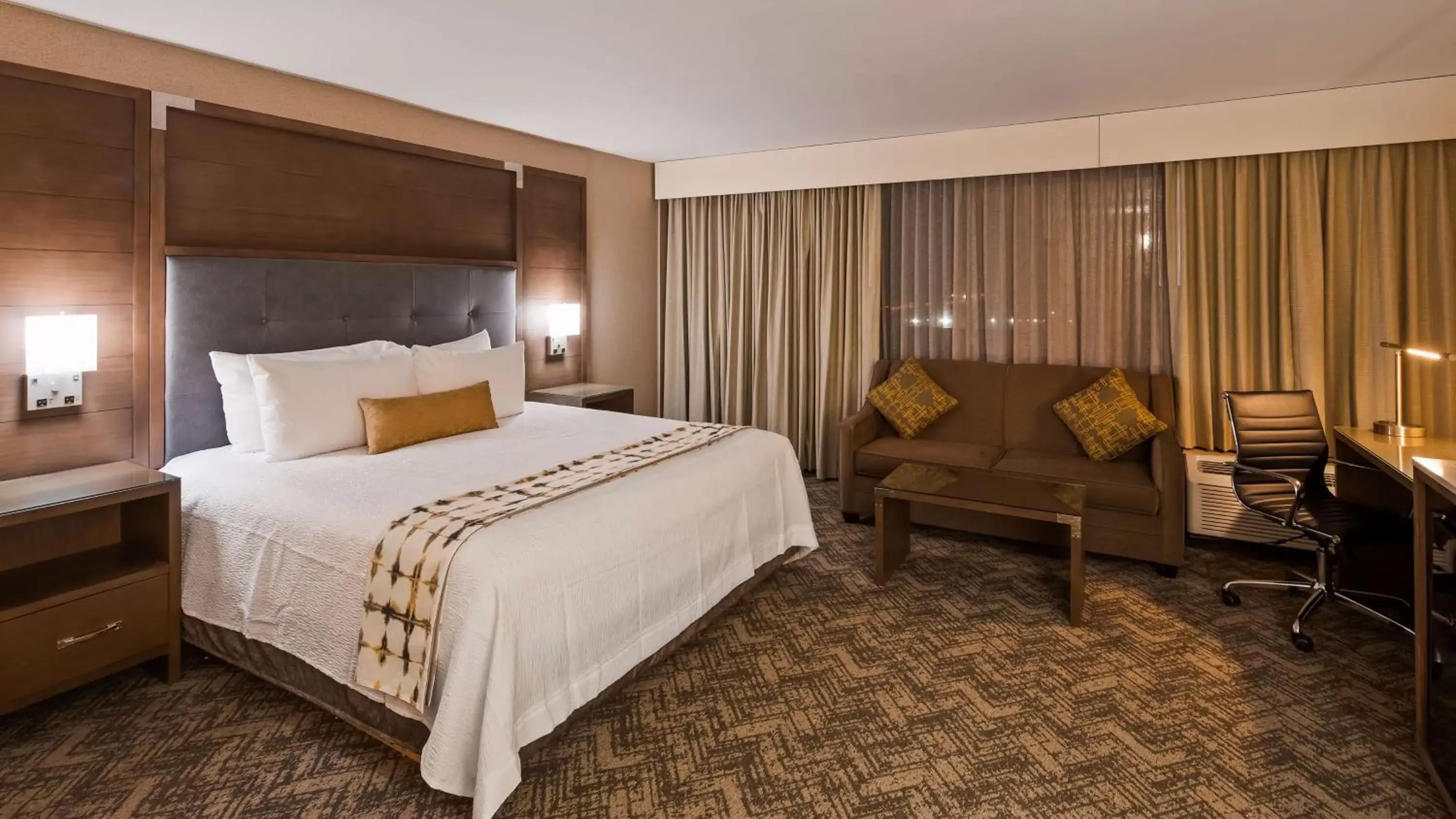 Bed in Best Western Premier Kansas City Sports Complex Hotel