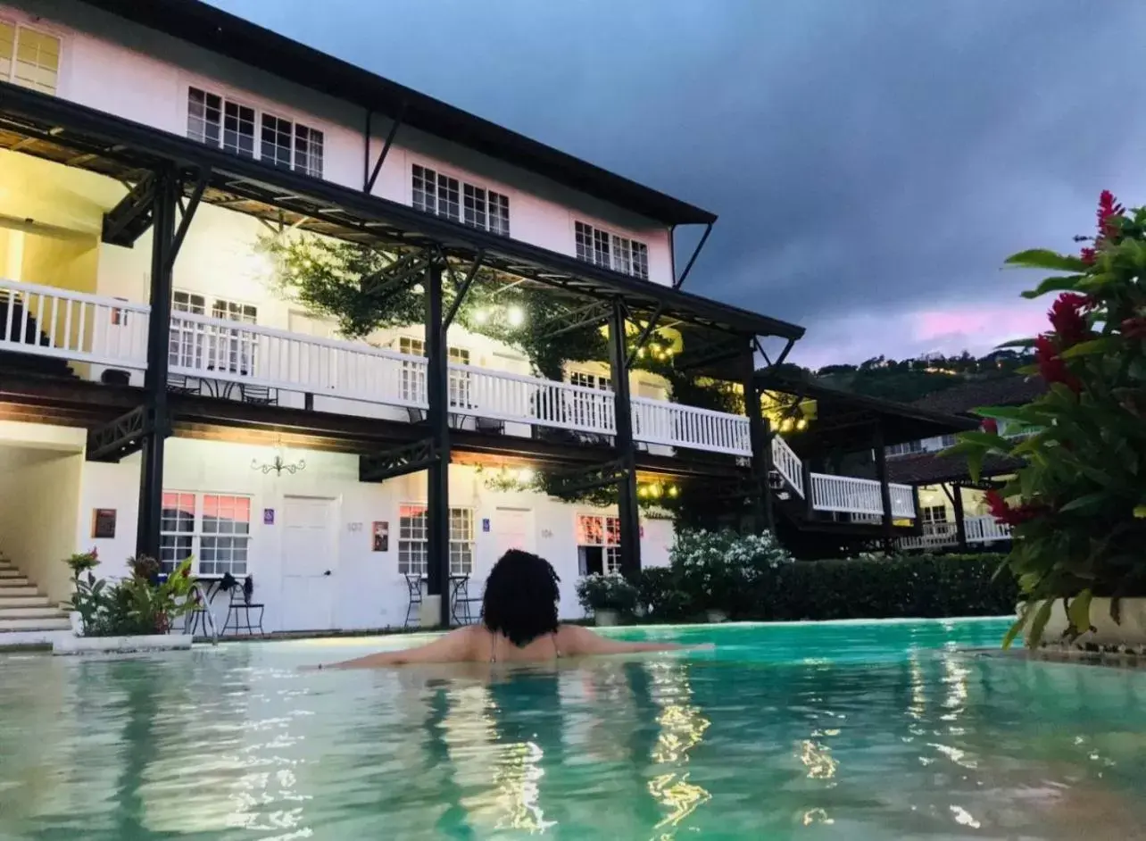Swimming pool in Hotel Luisiana