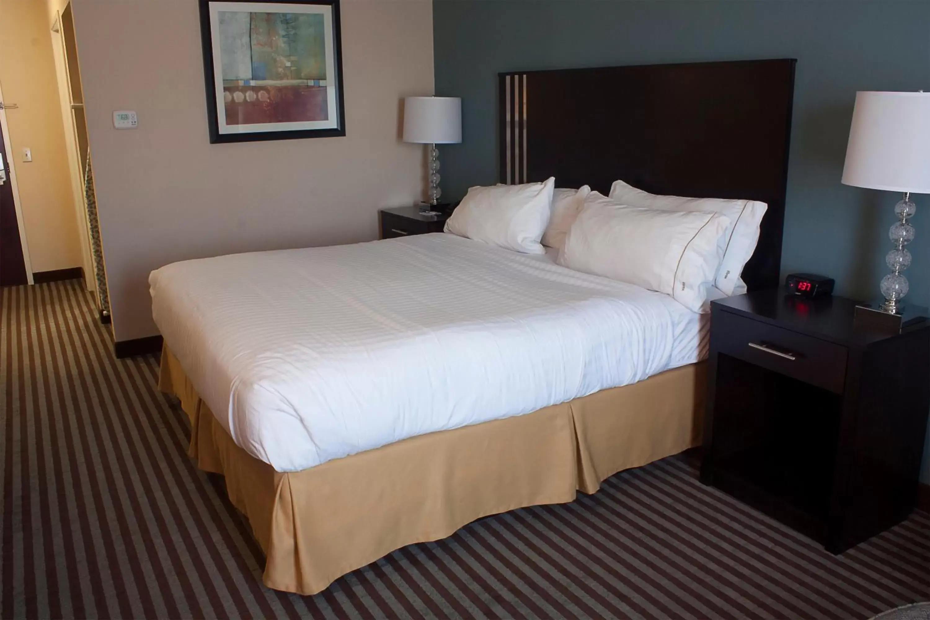 Photo of the whole room, Bed in Holiday Inn Express & Suites Youngstown West I 80, an IHG Hotel