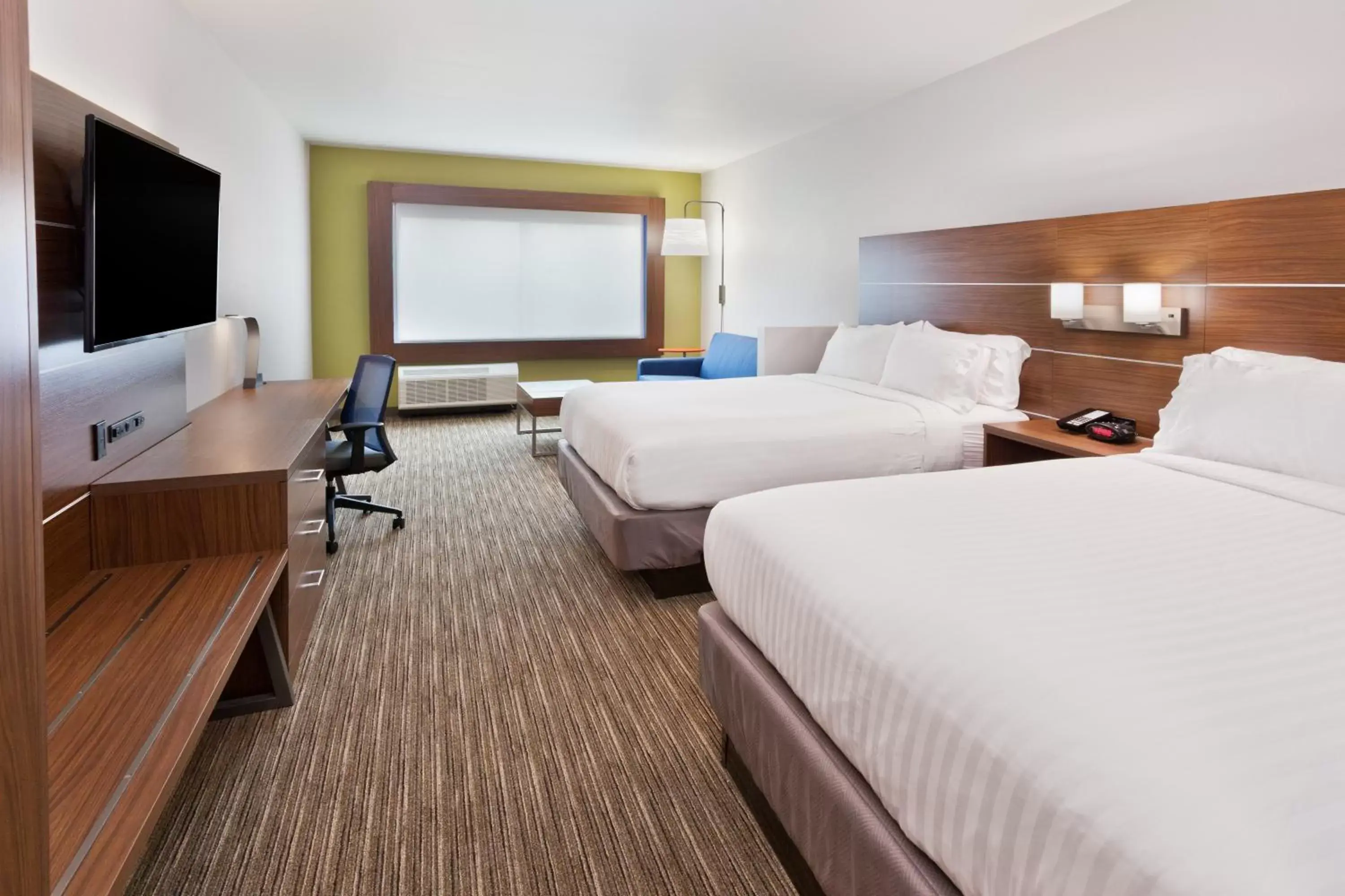 Bed in Holiday Inn Express & Suites - Cartersville, an IHG Hotel