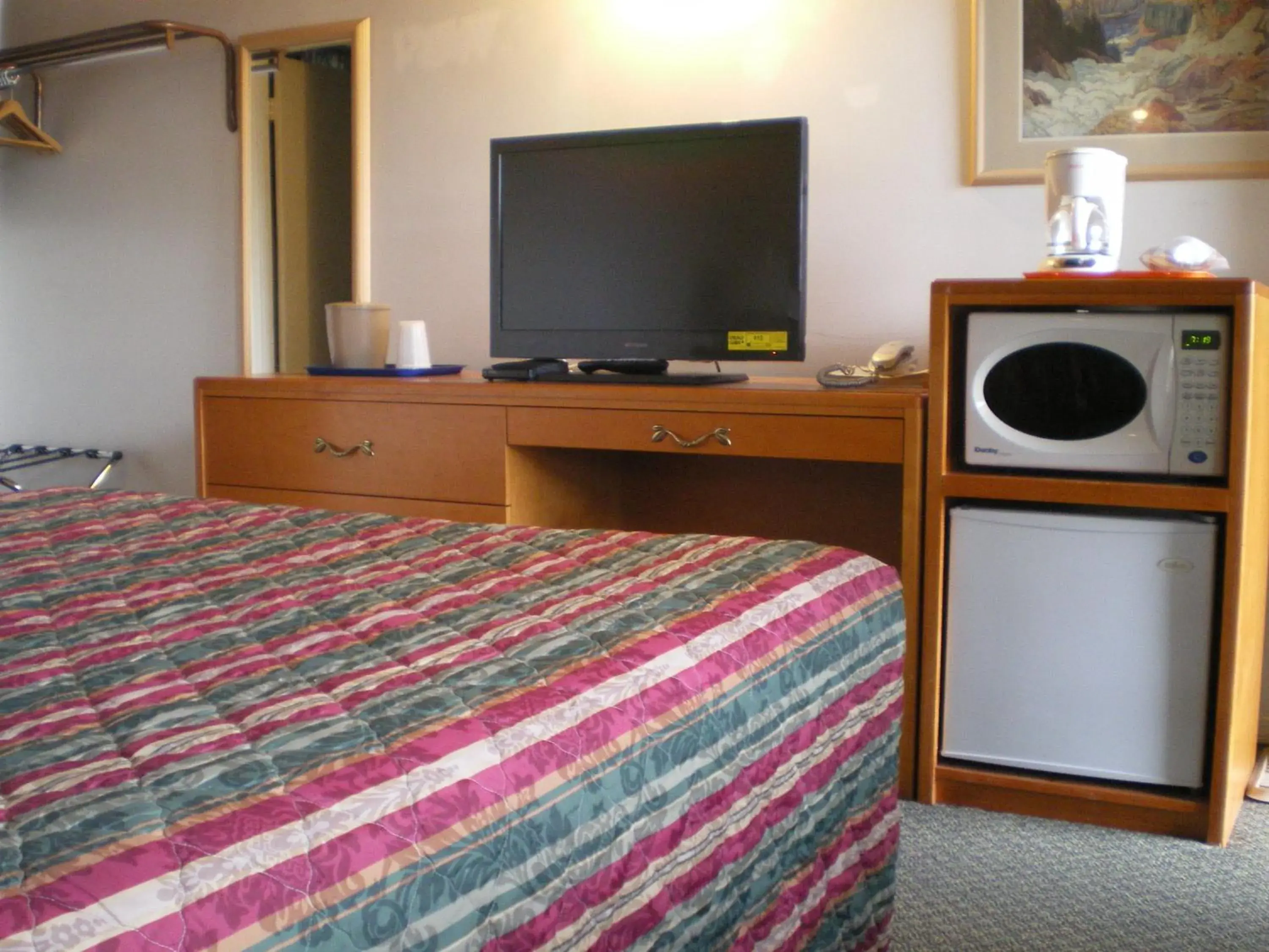 Bed, TV/Entertainment Center in Sun-Dek Motel