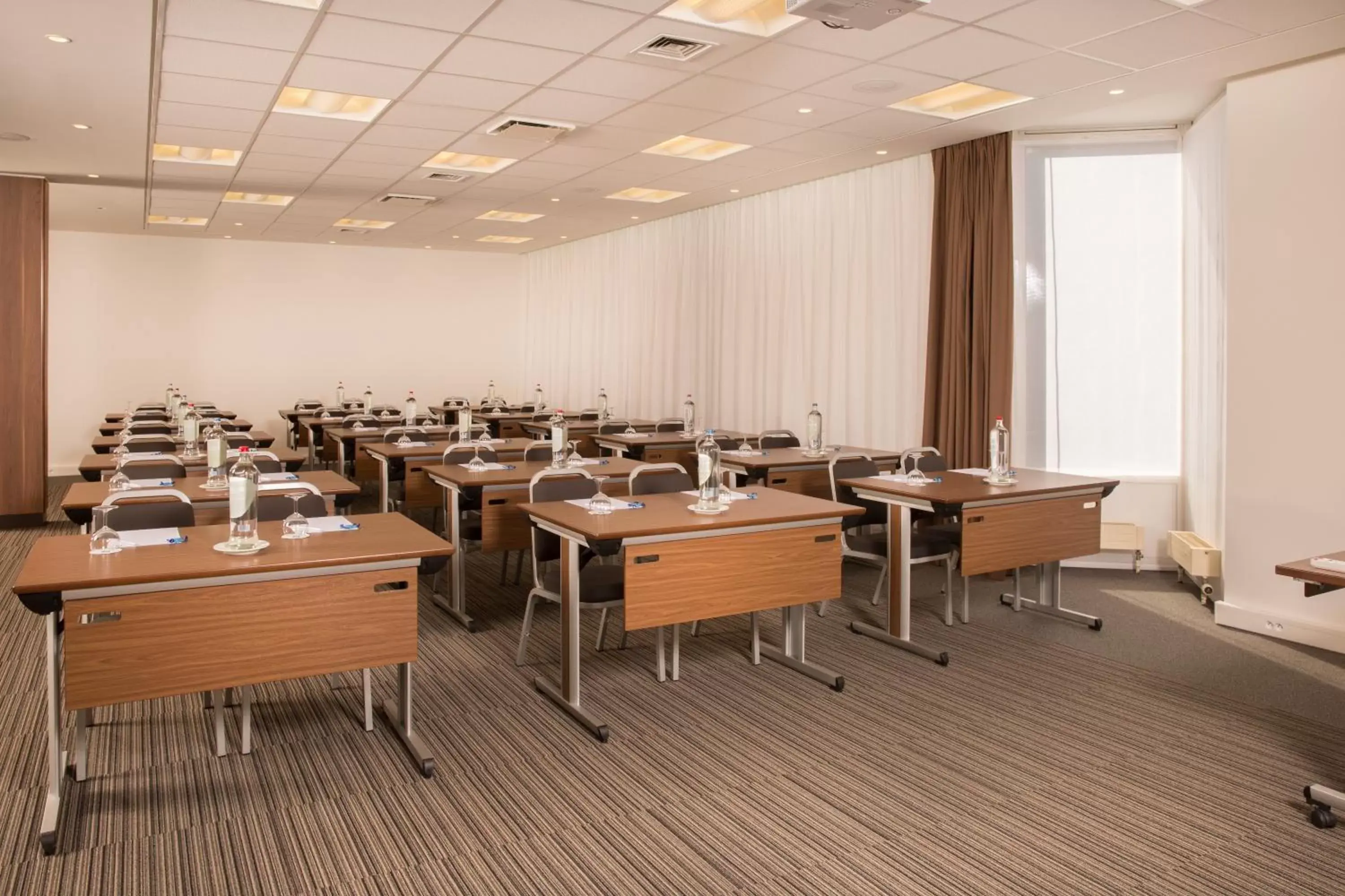 Meeting/conference room, Restaurant/Places to Eat in Holiday Inn Gent Expo, an IHG Hotel