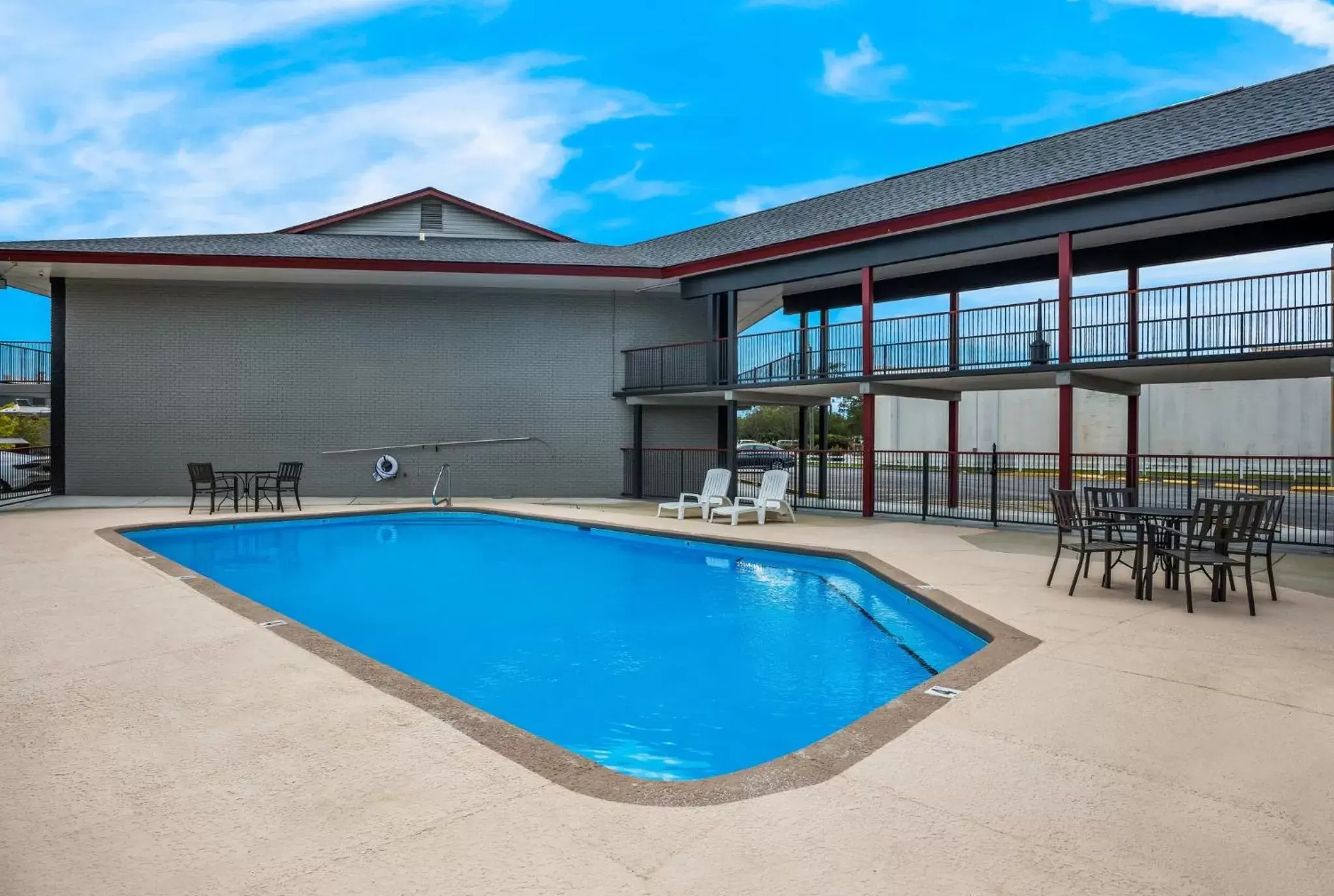 Swimming Pool in Red Roof Inn & Suites Thomasville