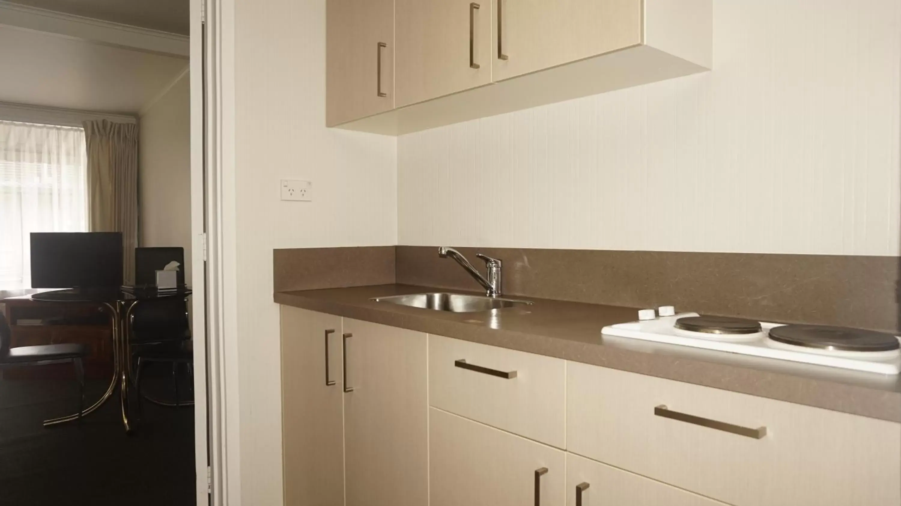 Kitchen or kitchenette, Kitchen/Kitchenette in Ashleigh Court Motel