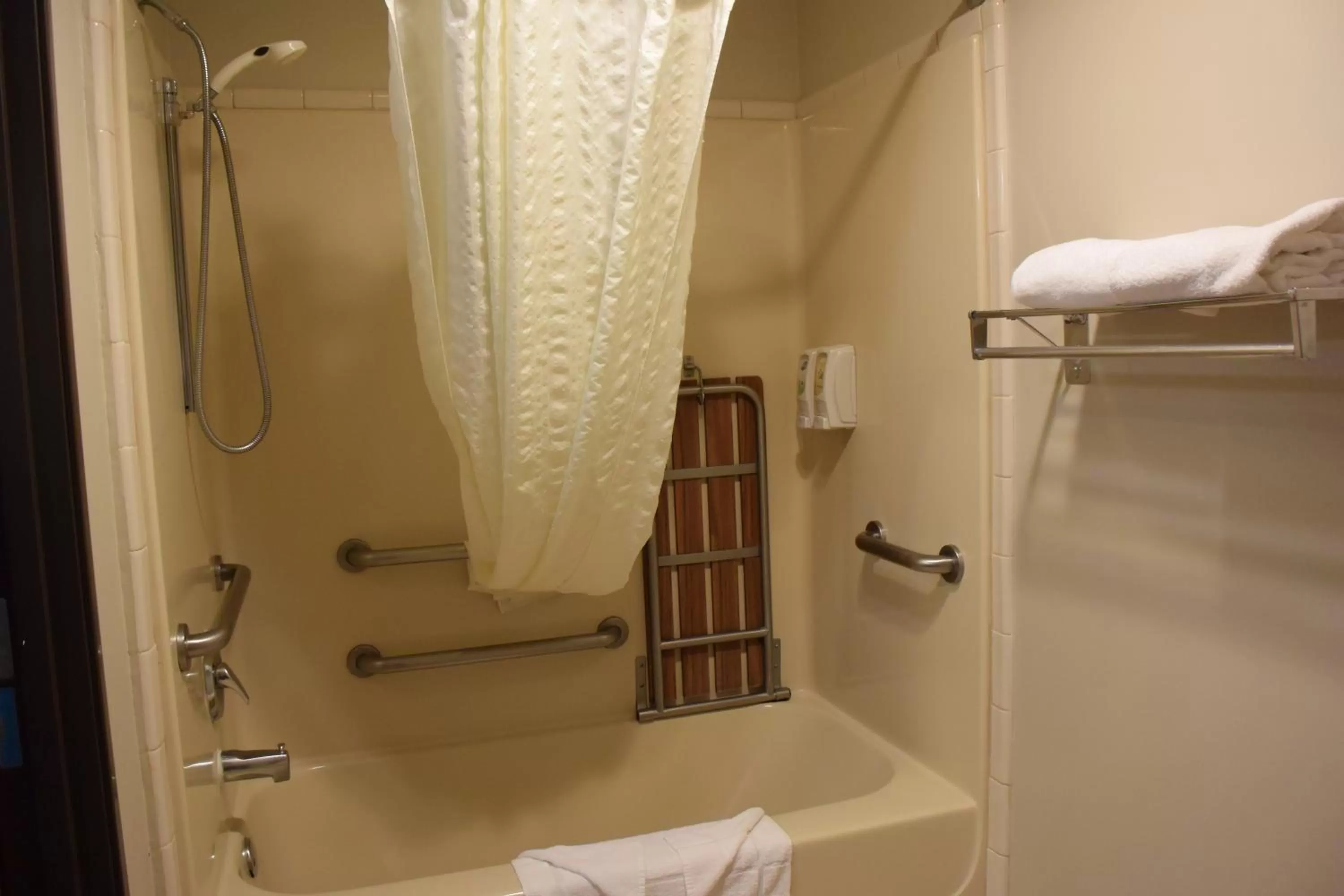 Bathroom in Best Western Newberg Inn