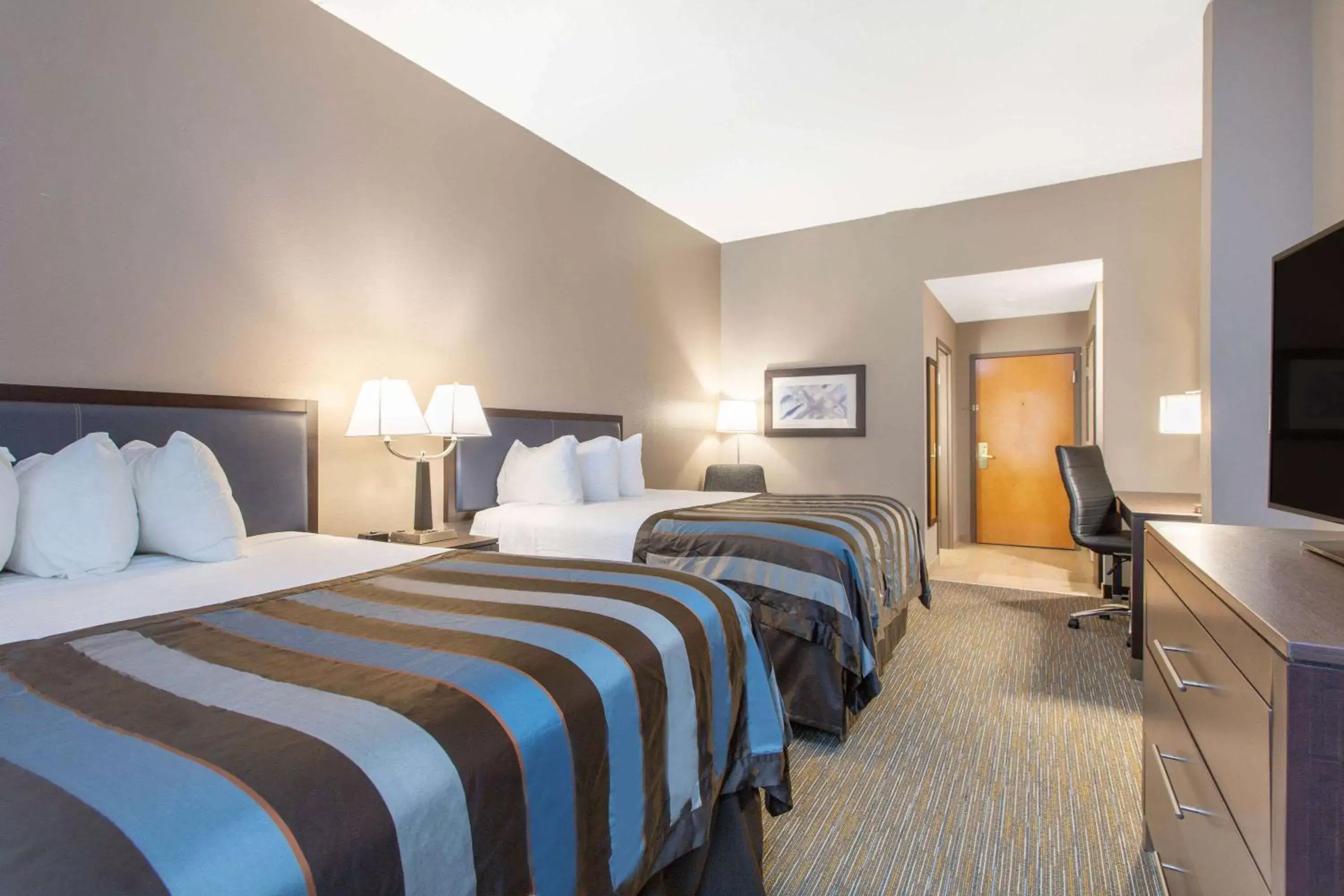 Photo of the whole room, Bed in La Quinta Inn & Suites by Wyndham Mooresville