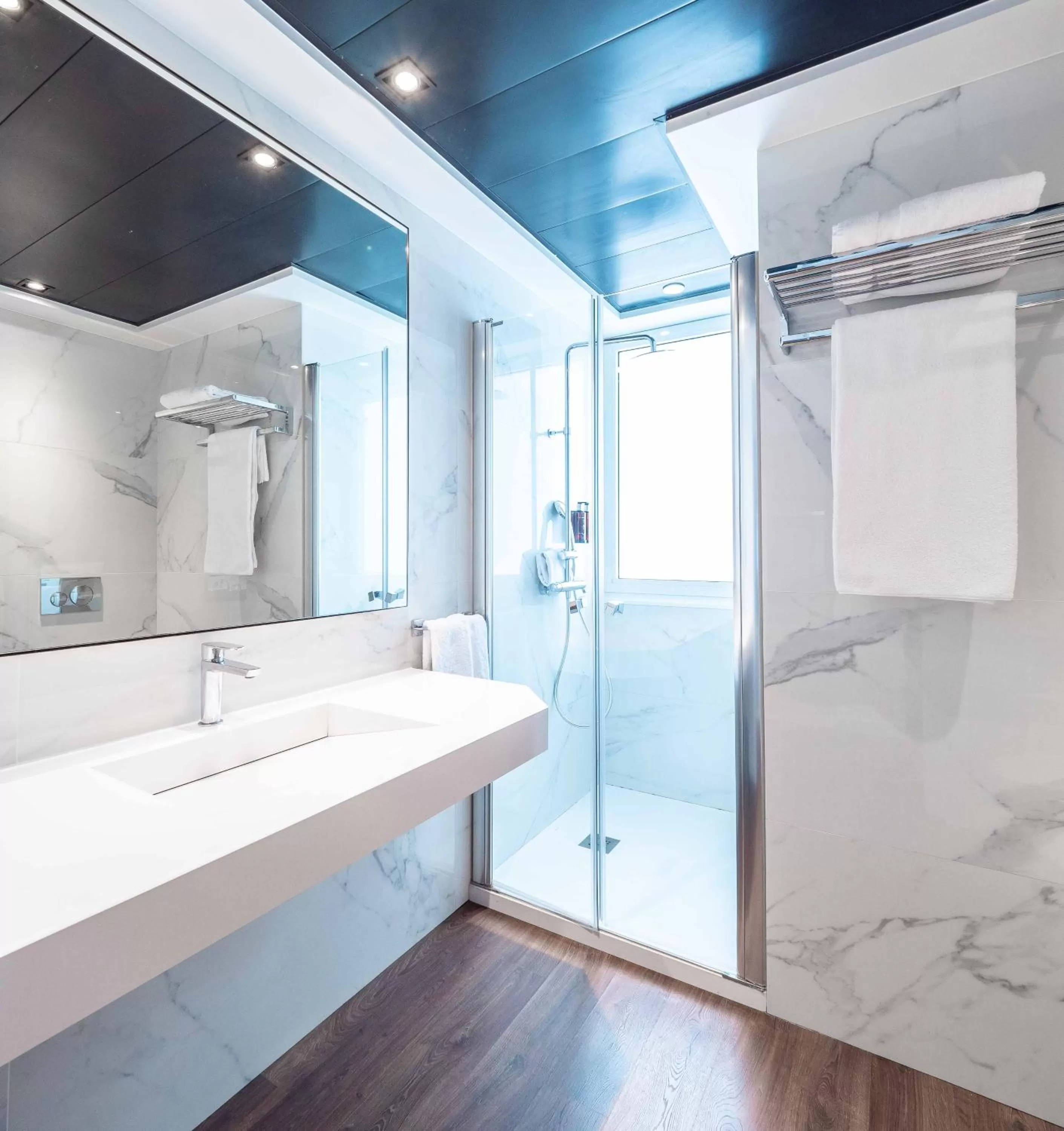 Shower in Vilana Hotel Boutique