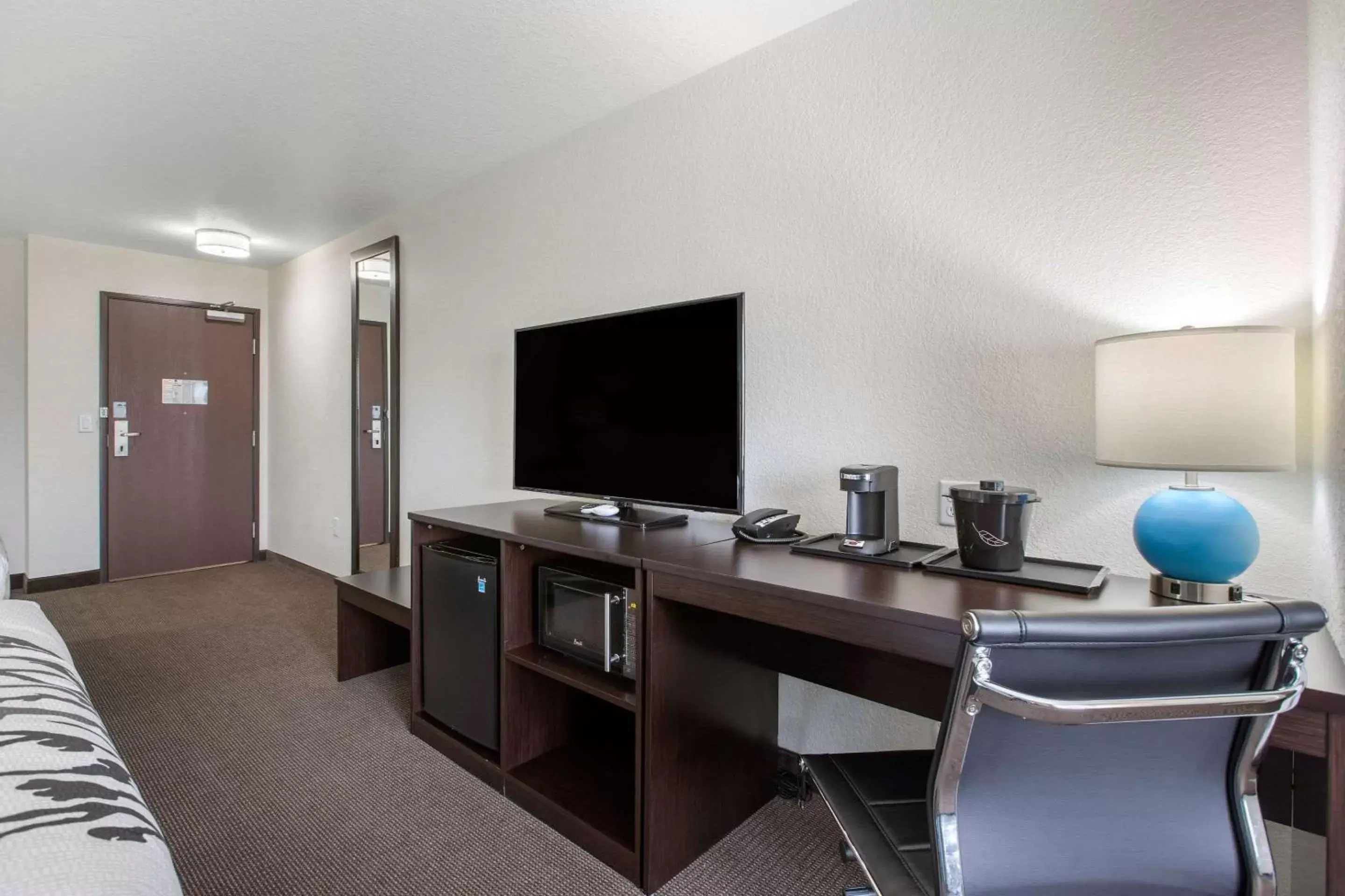 Photo of the whole room, TV/Entertainment Center in Sleep Inn & Suites Ankeny - Des Moines
