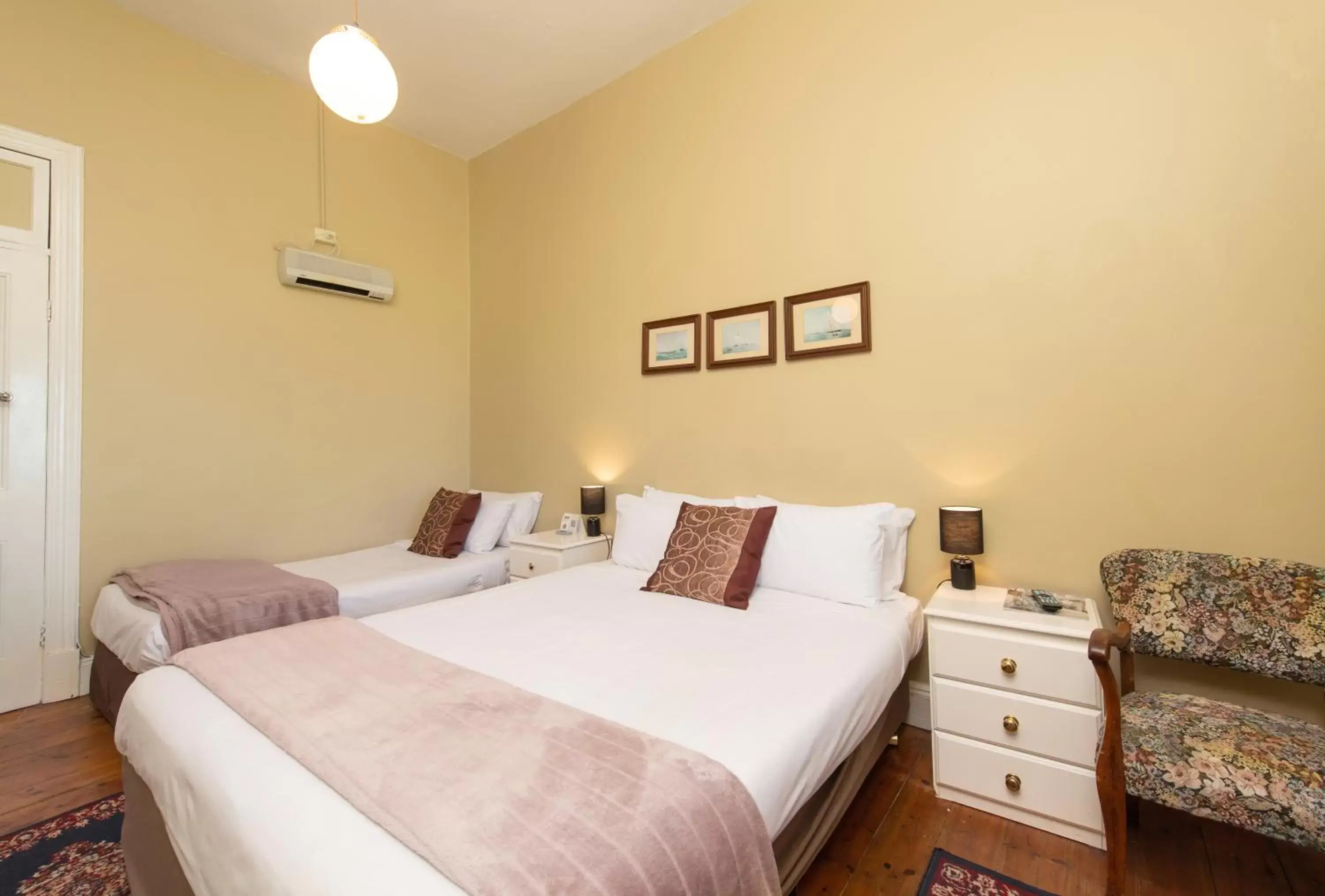 Bed in Anchorage Seafront Hotel Bed in Anchorage Seafront Hotel